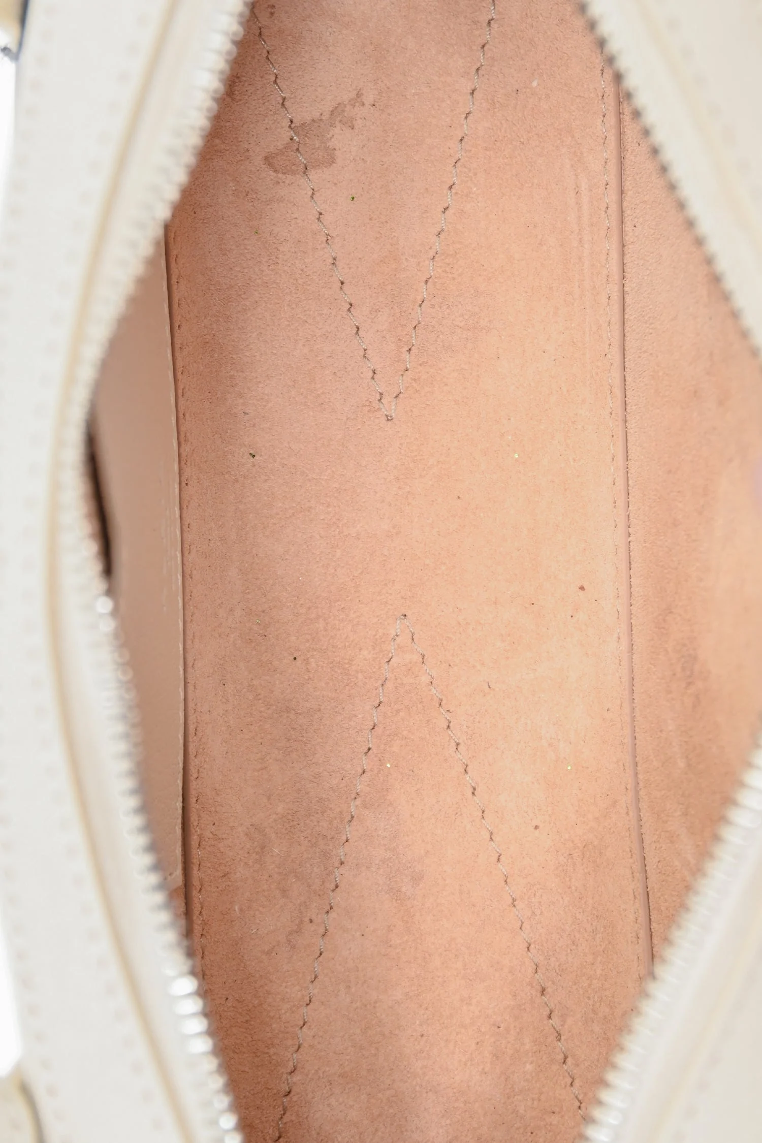 Alaïa Off-White 'Le Teckel' Small Bag - Image 6