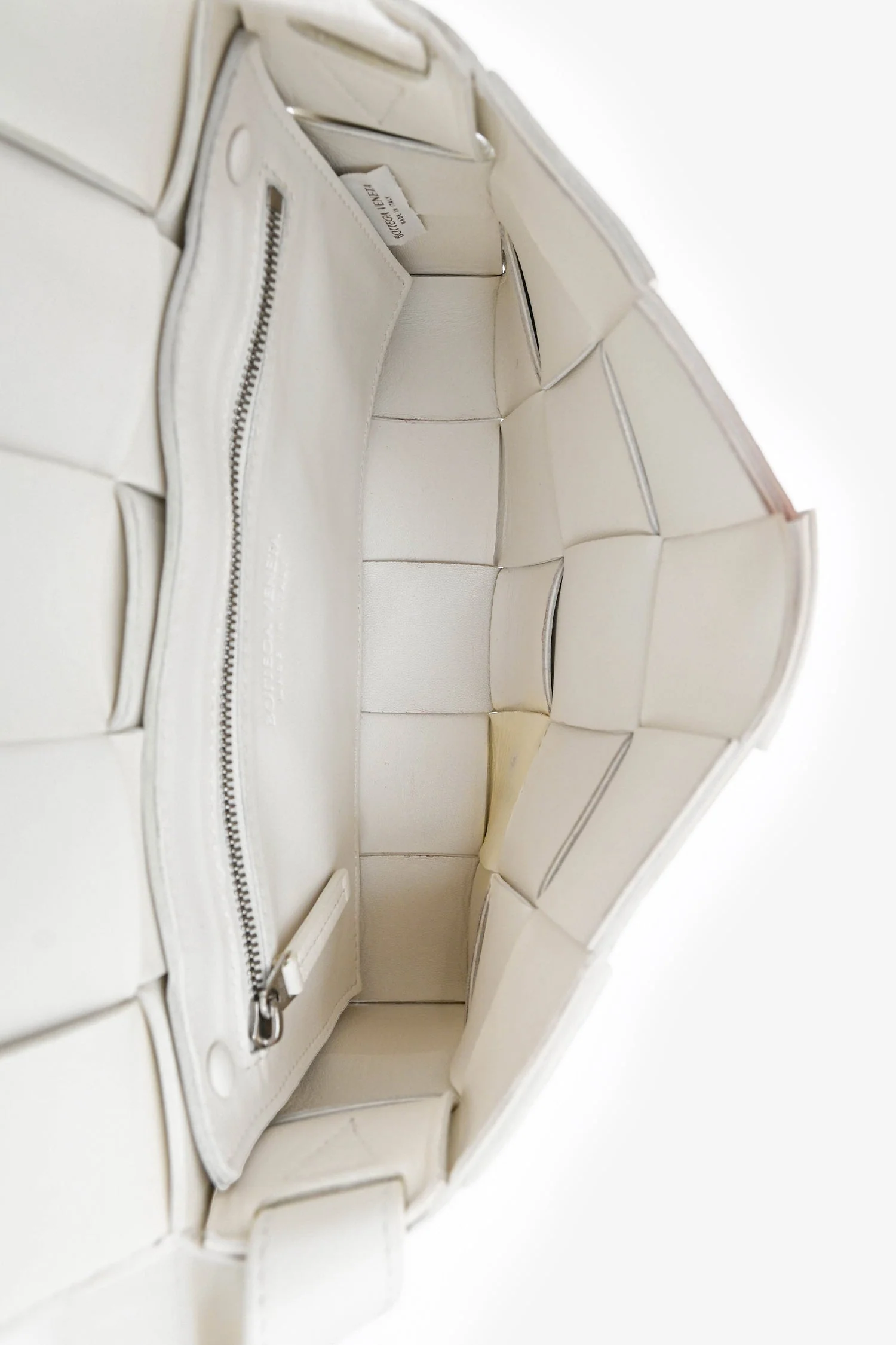 Bottega Veneta White Leather The Cassette Crossbody Bag - Image 6