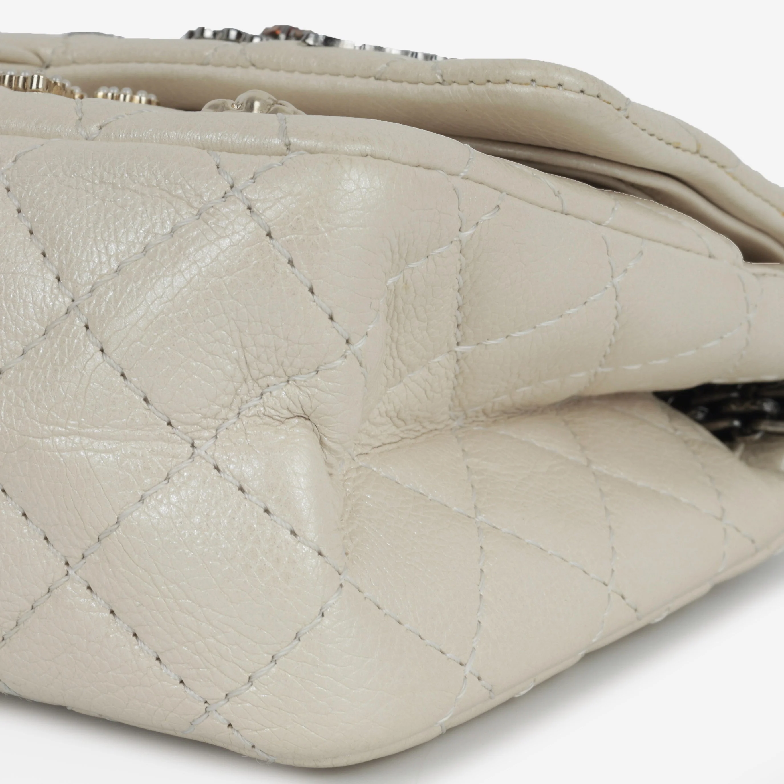 Chanel 2.55 Re-issue 225 Lucky Charms - Ivory Calfskin | Rhodium Hardware - Image 5
