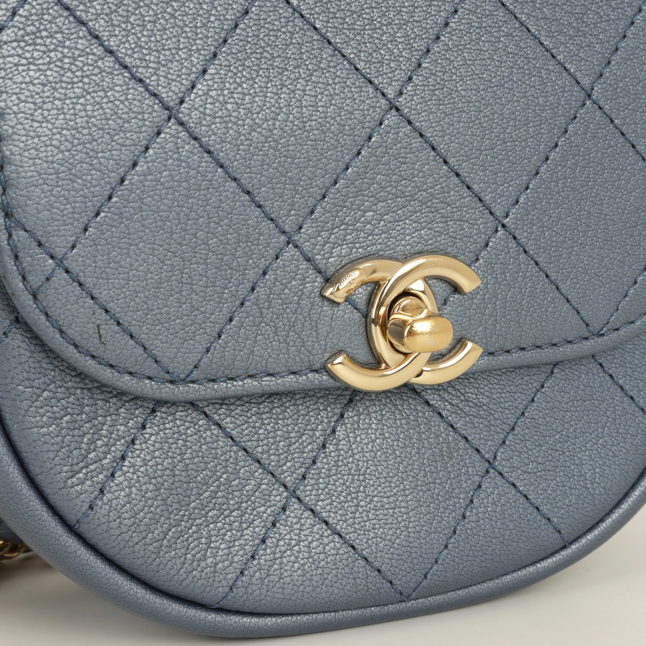 Chanel Casual Trip Crossbody Flap Bag - Blue Metallic Calfskin | Champagne Gold Hardware - Image 5