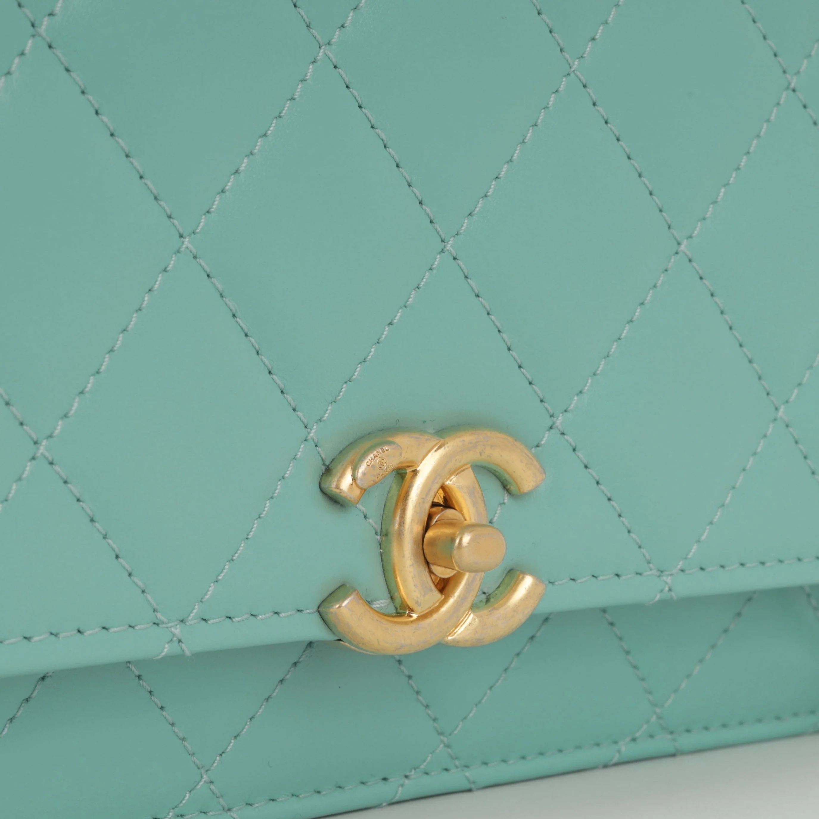 Chanel Crush Charm Wallet on Chain - Turquoise Calfskin | Gold Hardware - Image 5