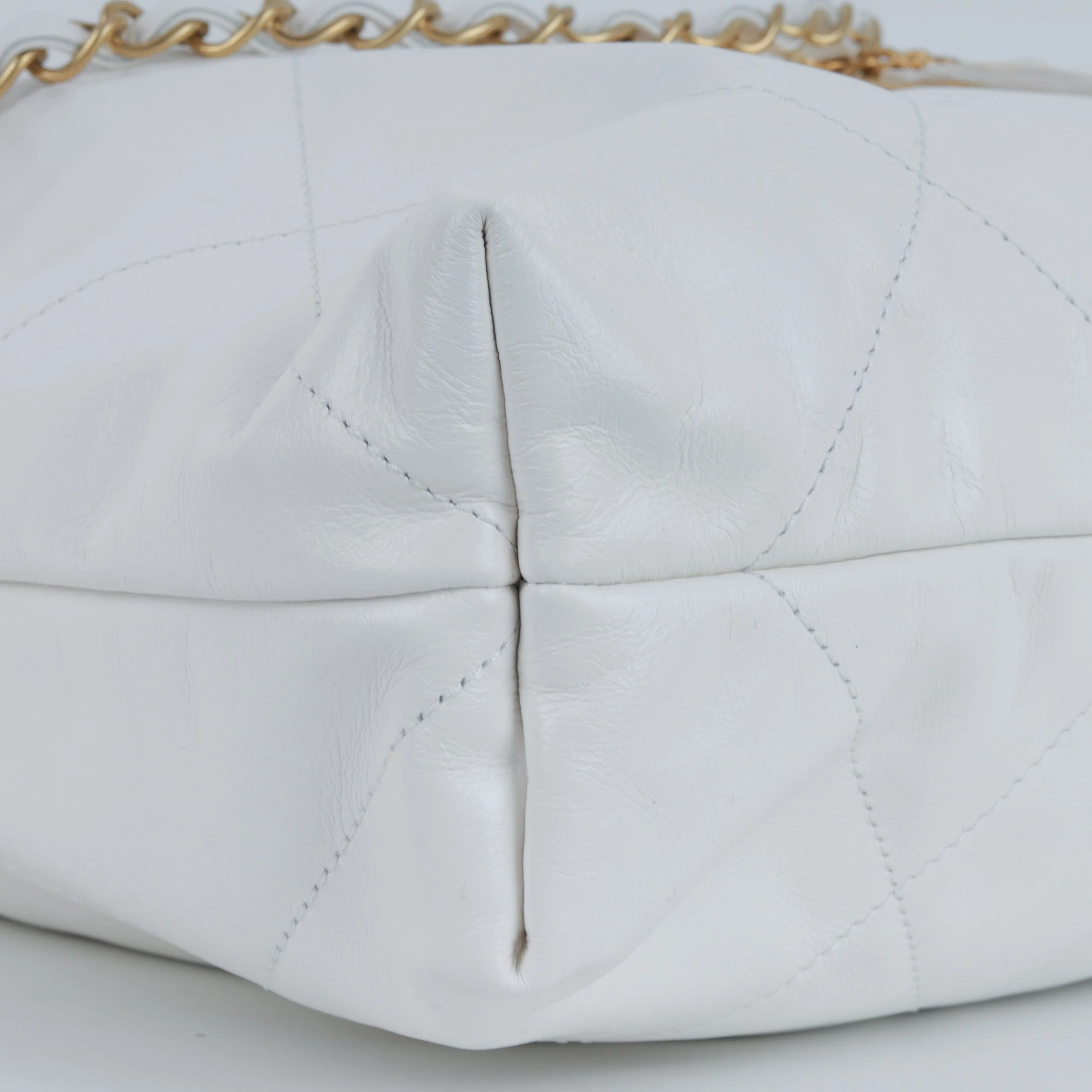 Chanel Medium 22 Hobo - White Shiny Calfskin | Gold Hardware - Image 5
