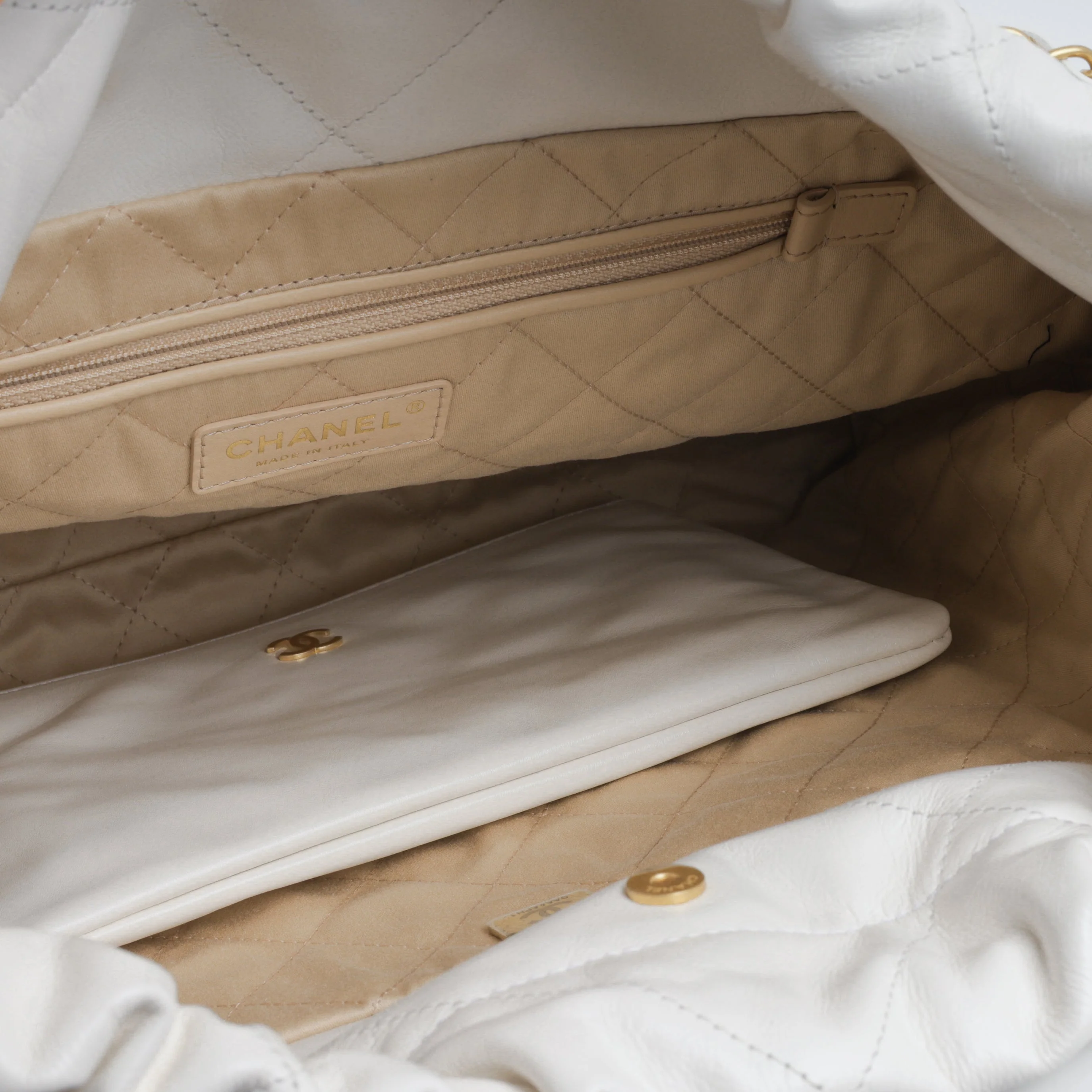 Chanel Medium 22 Hobo - White Shiny Calfskin | Gold Hardware - Image 7