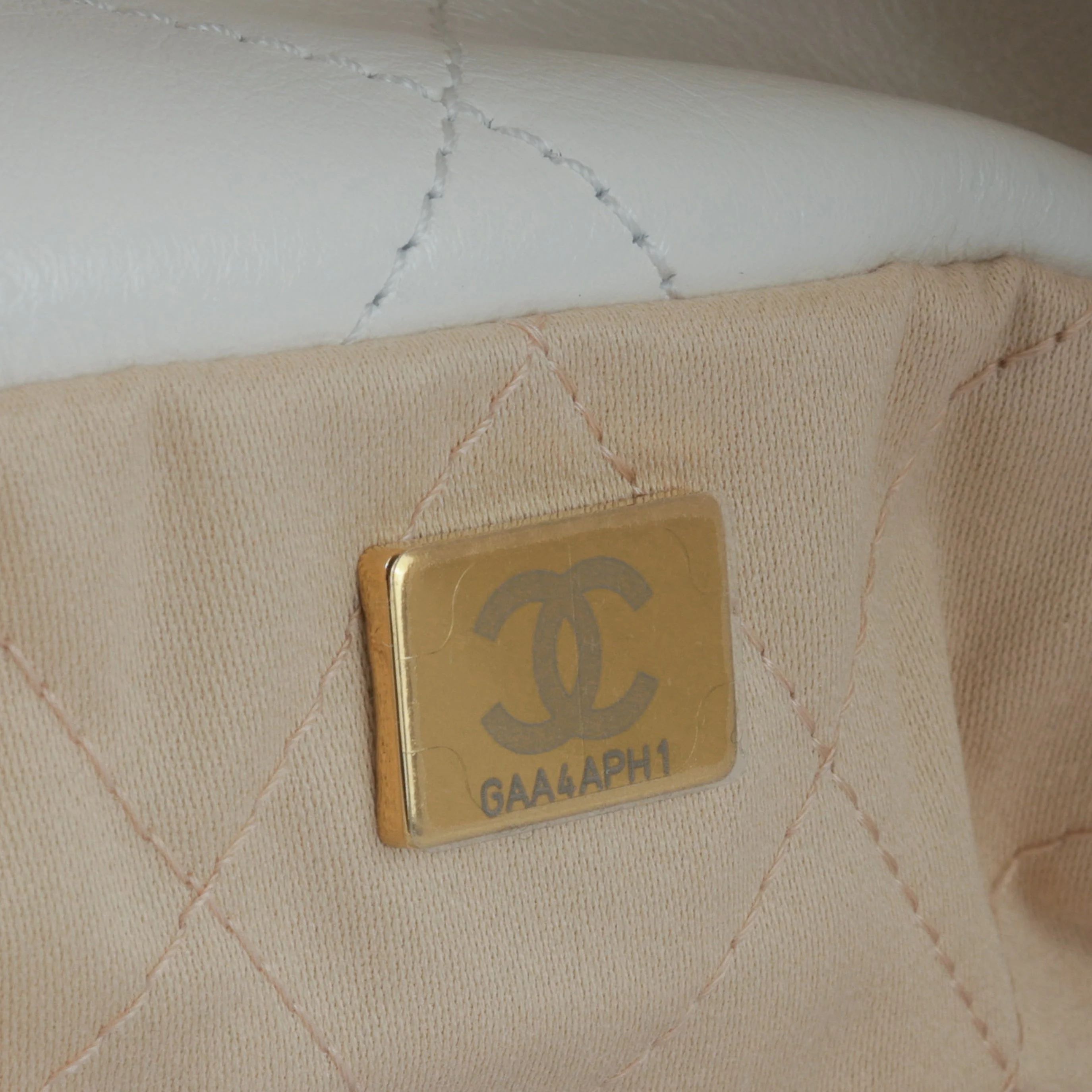Chanel Medium 22 Hobo - White Shiny Calfskin | Gold Hardware - Image 9