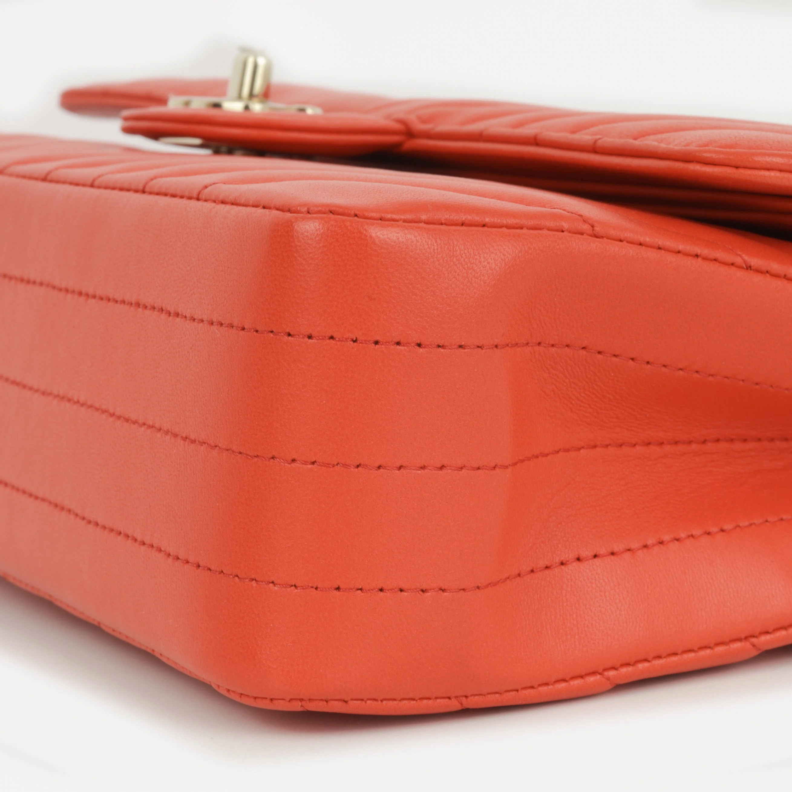 Chanel Medium Classic Flap - Coral Chevron Lambskin | Gold Hardware - Image 5
