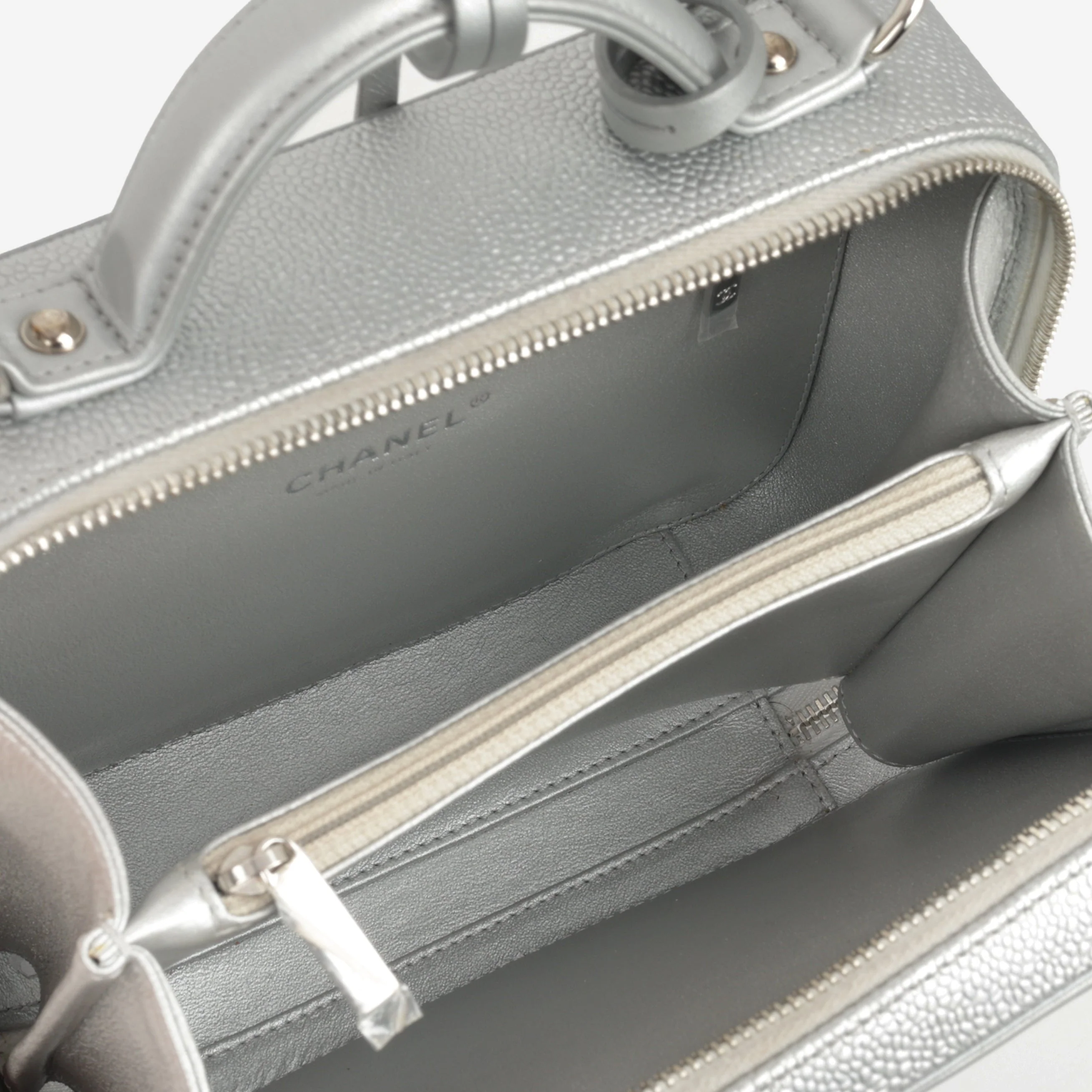 Chanel Medium Filigree Vanity Case - Silver Caviar | Silver Hardware - Image 5