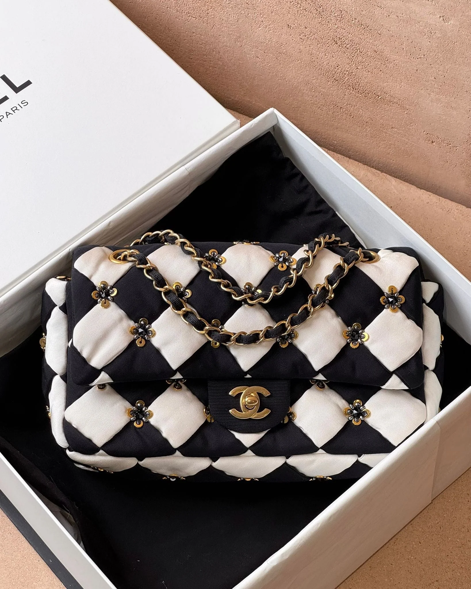 Chanel Metiers D'art Fall 2021 Flap - Black / White Fabric | Gold Hardware - Image 7