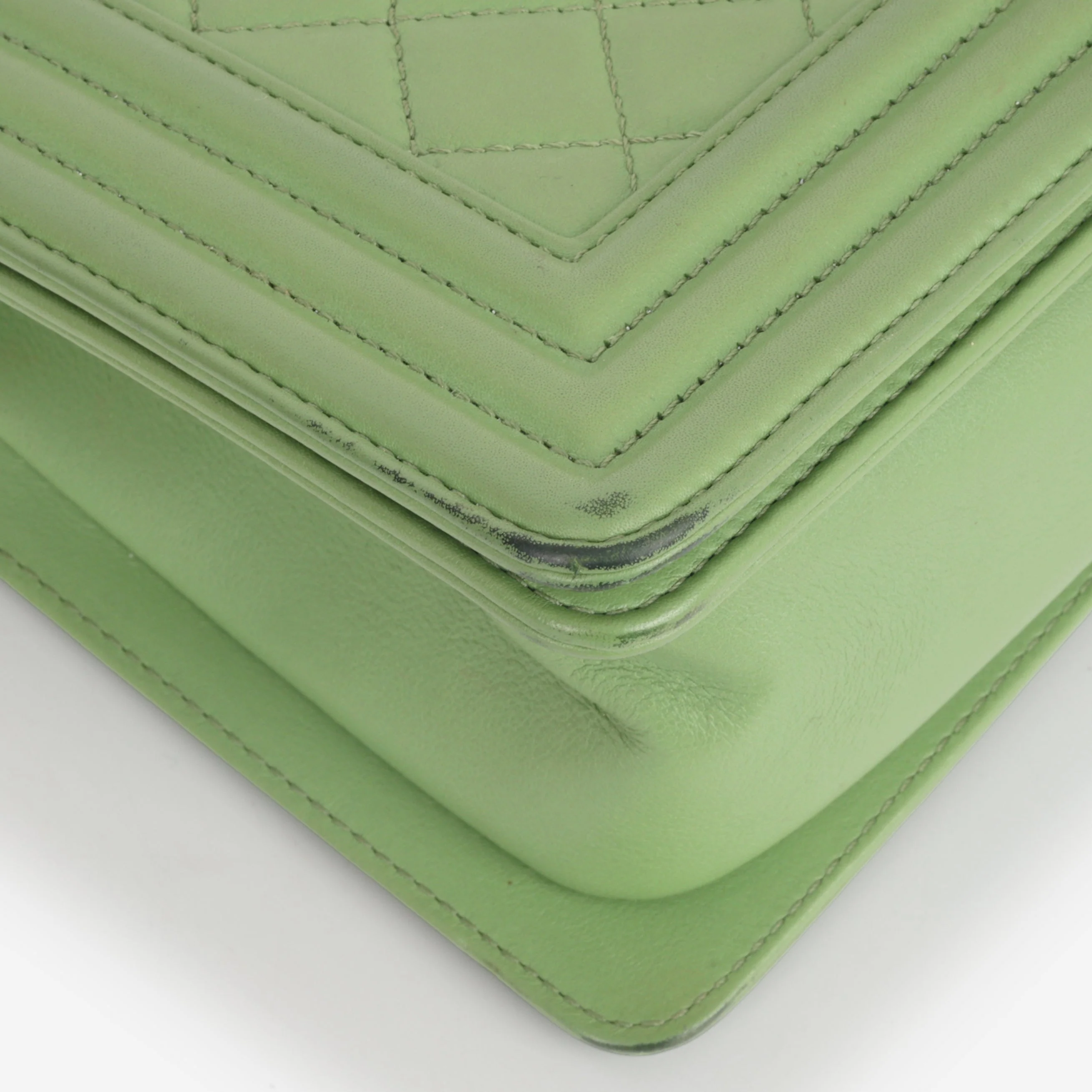 Chanel Old Medium Boy Bag - Green Quilted Lambskin | Champagne Gold Hardware - Image 5