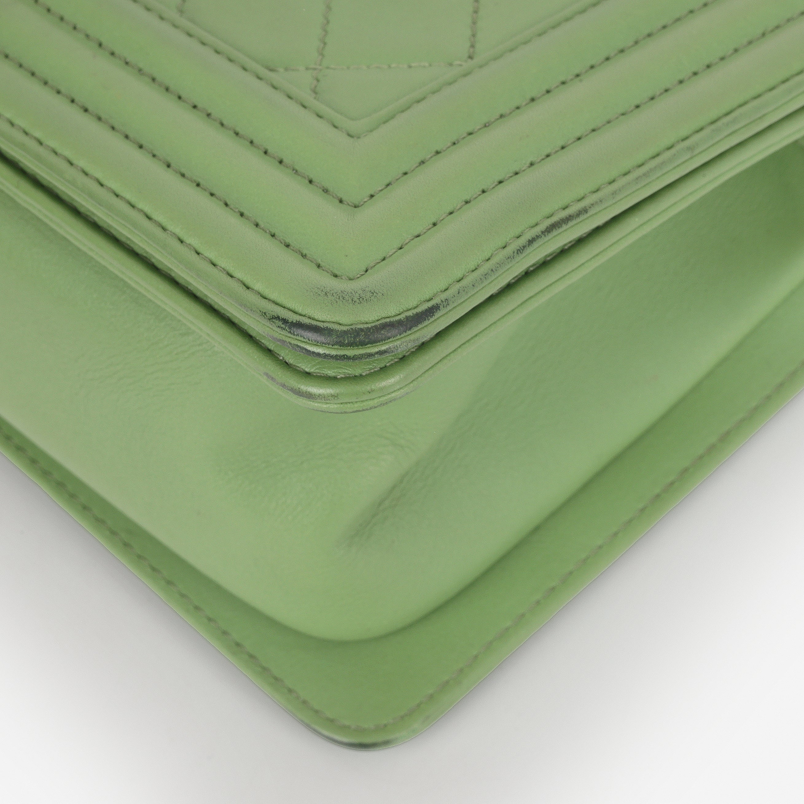Chanel Old Medium Boy Bag - Green Quilted Lambskin | Champagne Gold Hardware - Image 6