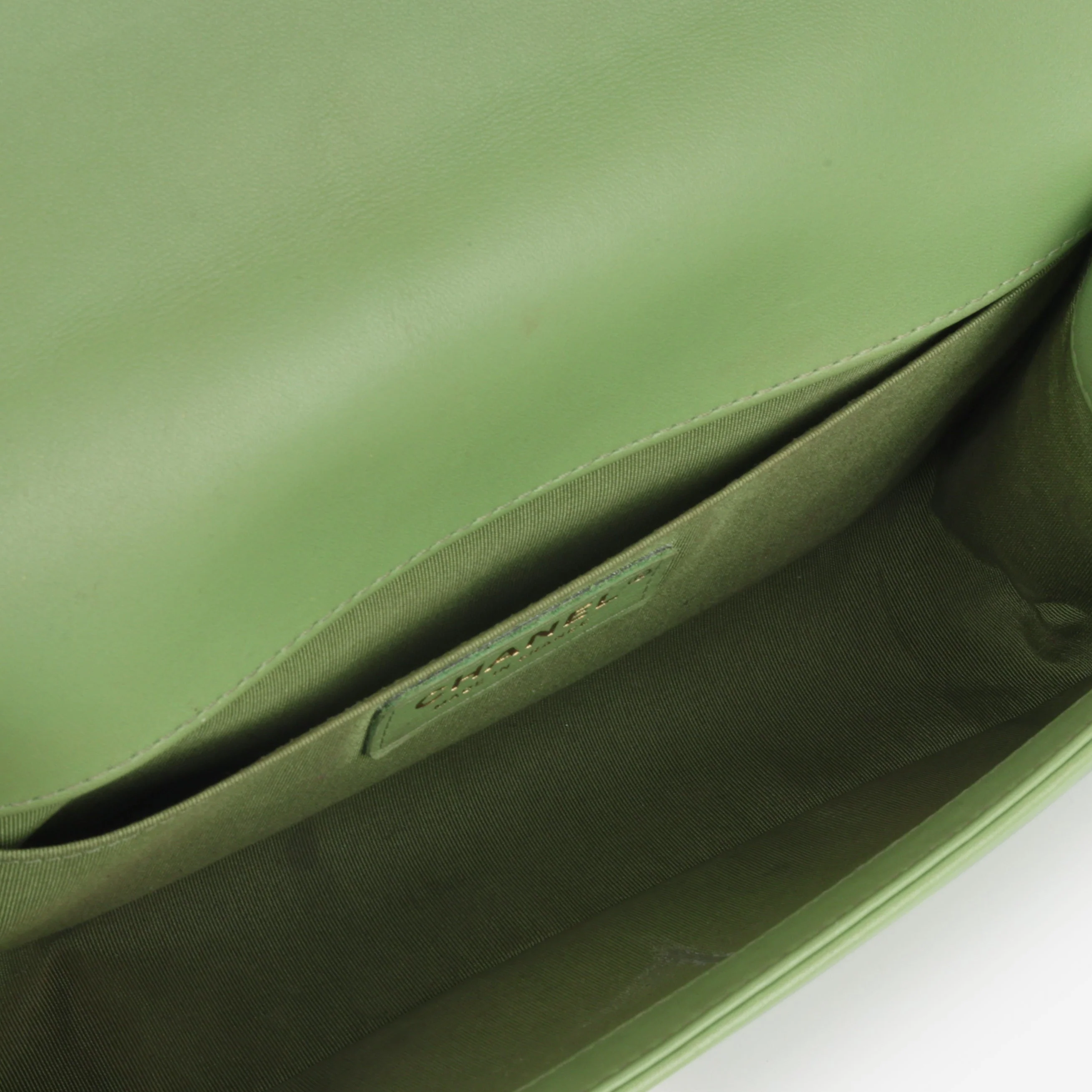 Chanel Old Medium Boy Bag - Green Quilted Lambskin | Champagne Gold Hardware - Image 7