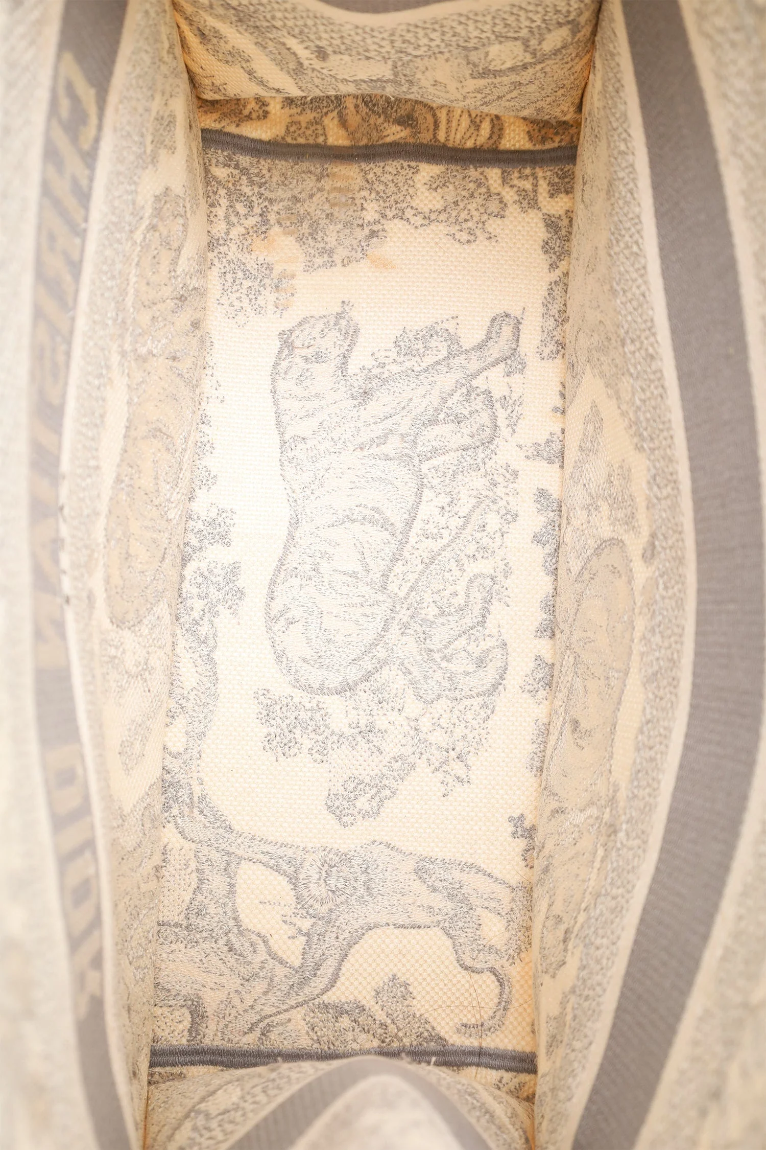Christian Dior 2021 Grey Canvas Toile de Jouy Embroidered Medium Book Tote - Image 6