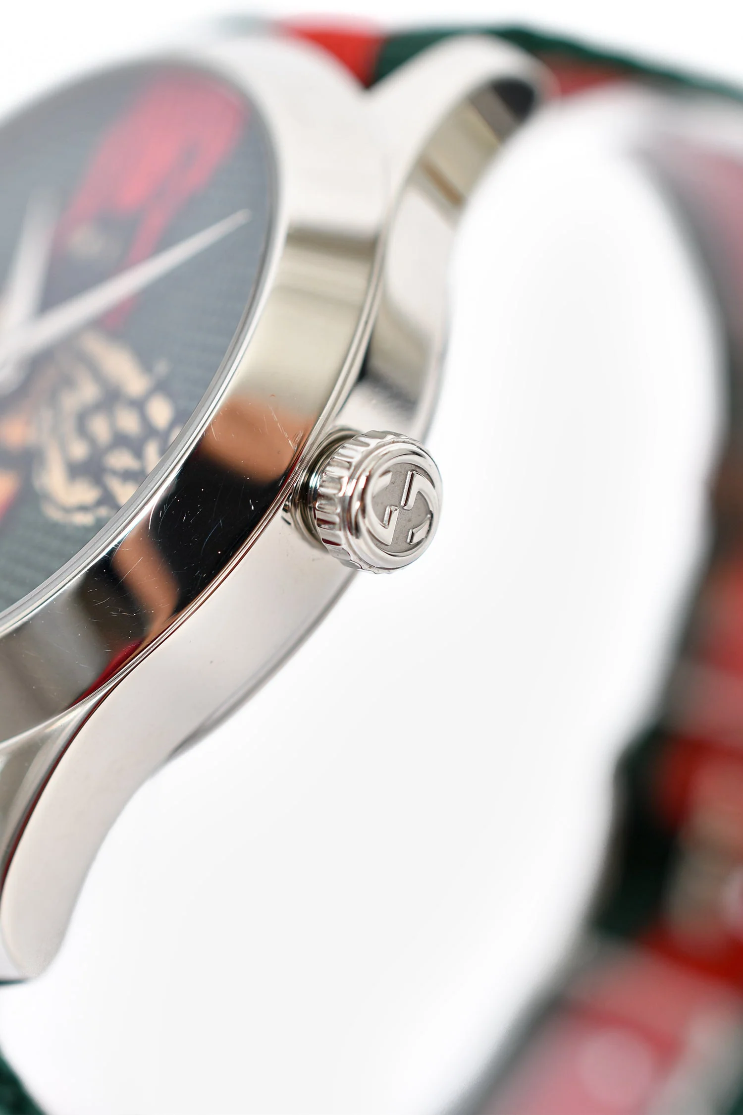Gucci Red and Green Le Marché Des Merveilles Bee Motif Watch - Image 3