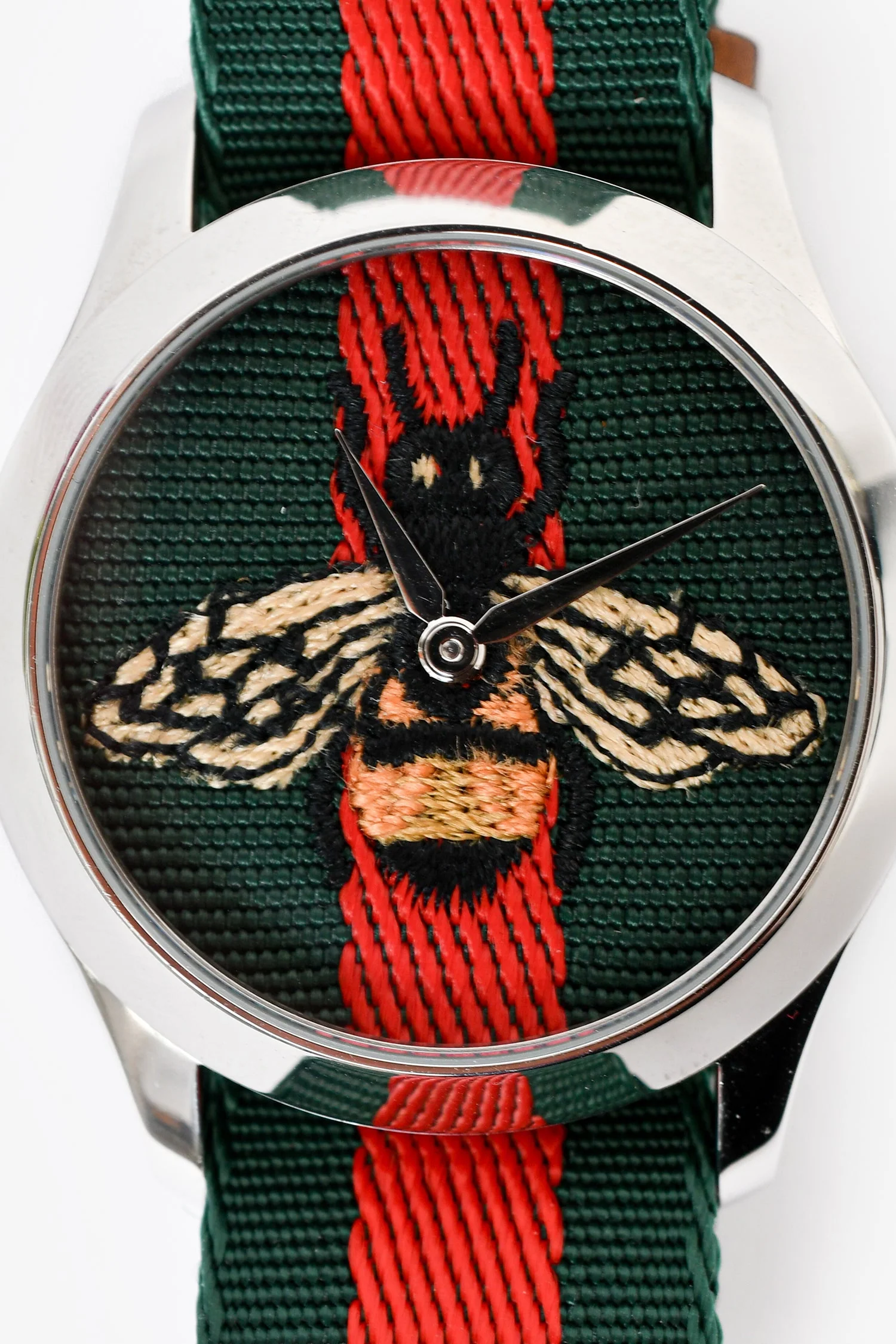 Gucci Red and Green Le Marché Des Merveilles Bee Motif Watch - Image 5