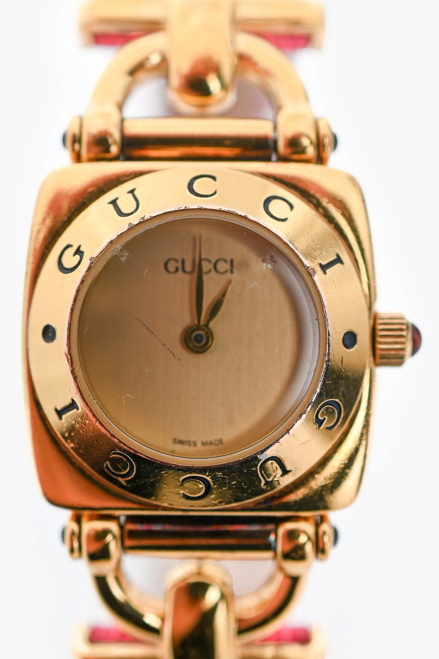 Gucci Vintage Gold Tone Metal/Pink Lizard Embossed Strap Watch - Image 2