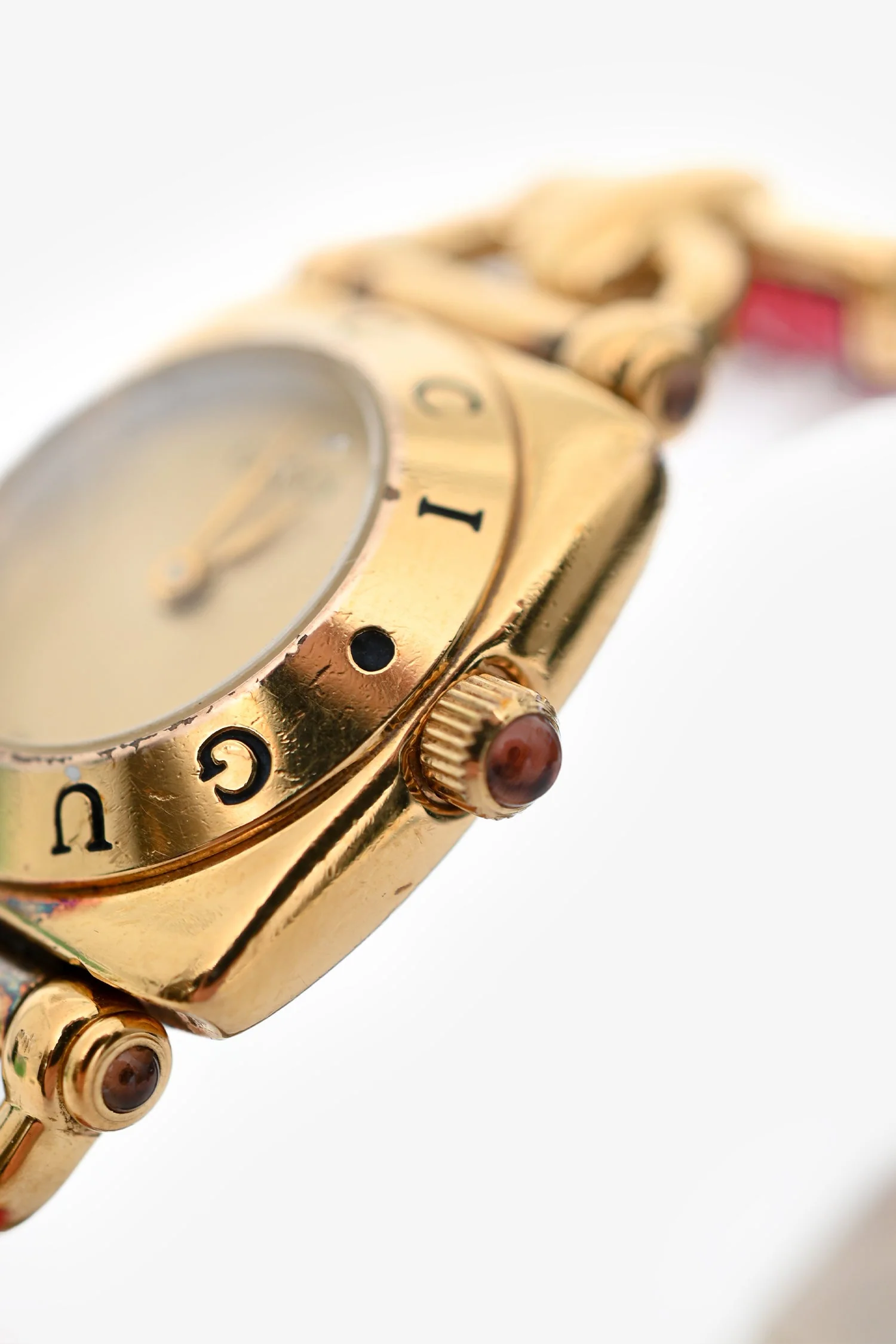 Gucci Vintage Gold Tone Metal/Pink Lizard Embossed Strap Watch - Image 3