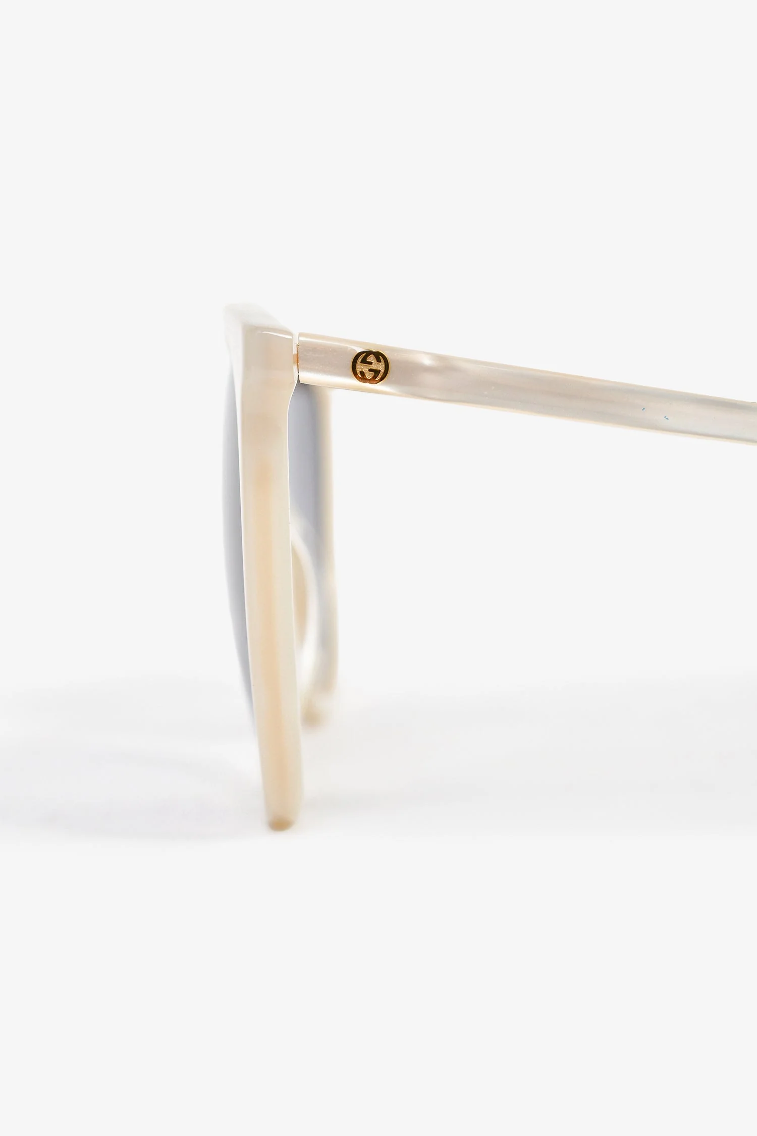 Gucci White Round-Frame Sunglasses with Chain - Image 4