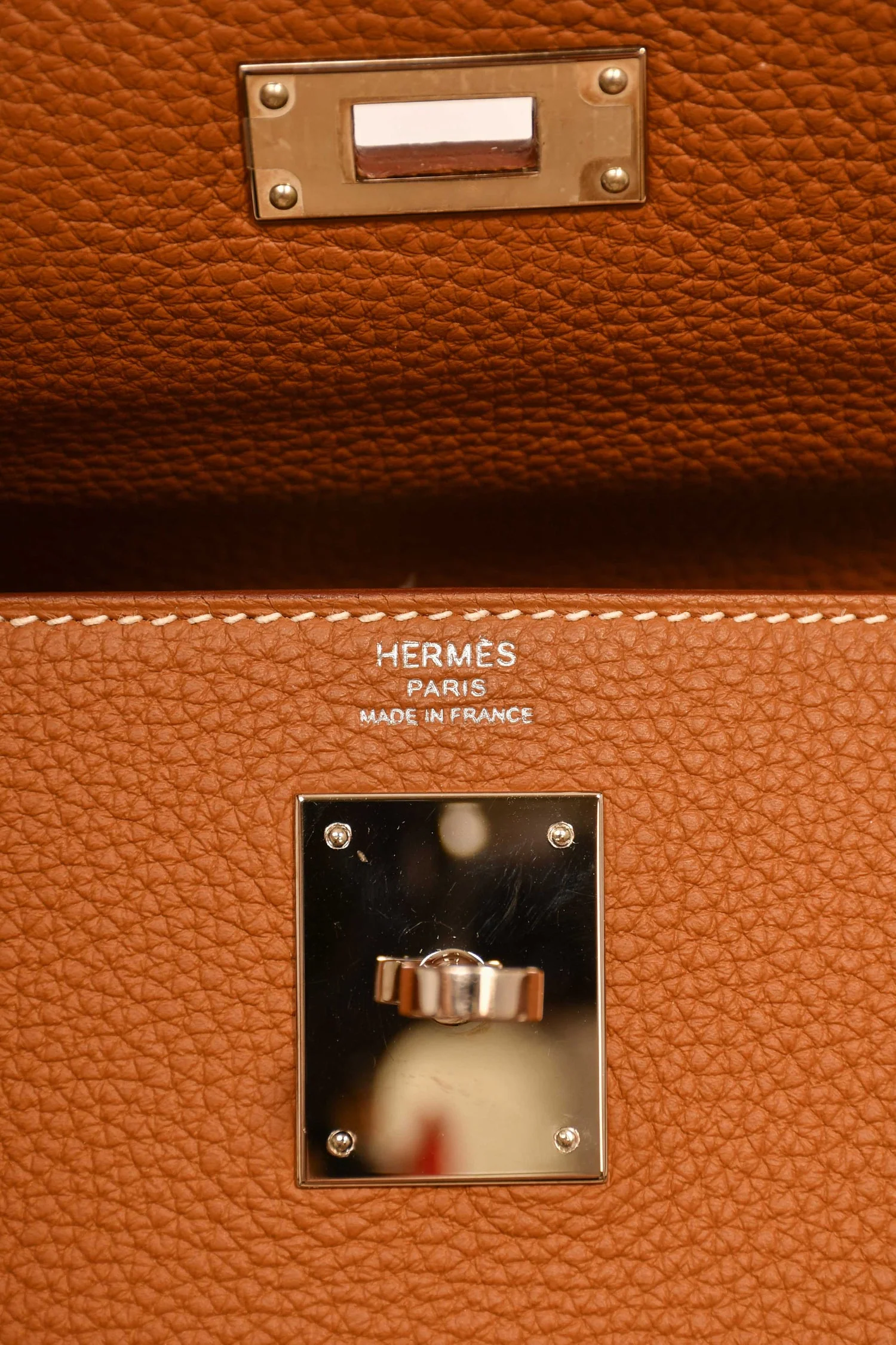 Hermès 2021 Gold Togo Leather Retourne Kelly 28 with Strap - Image 7