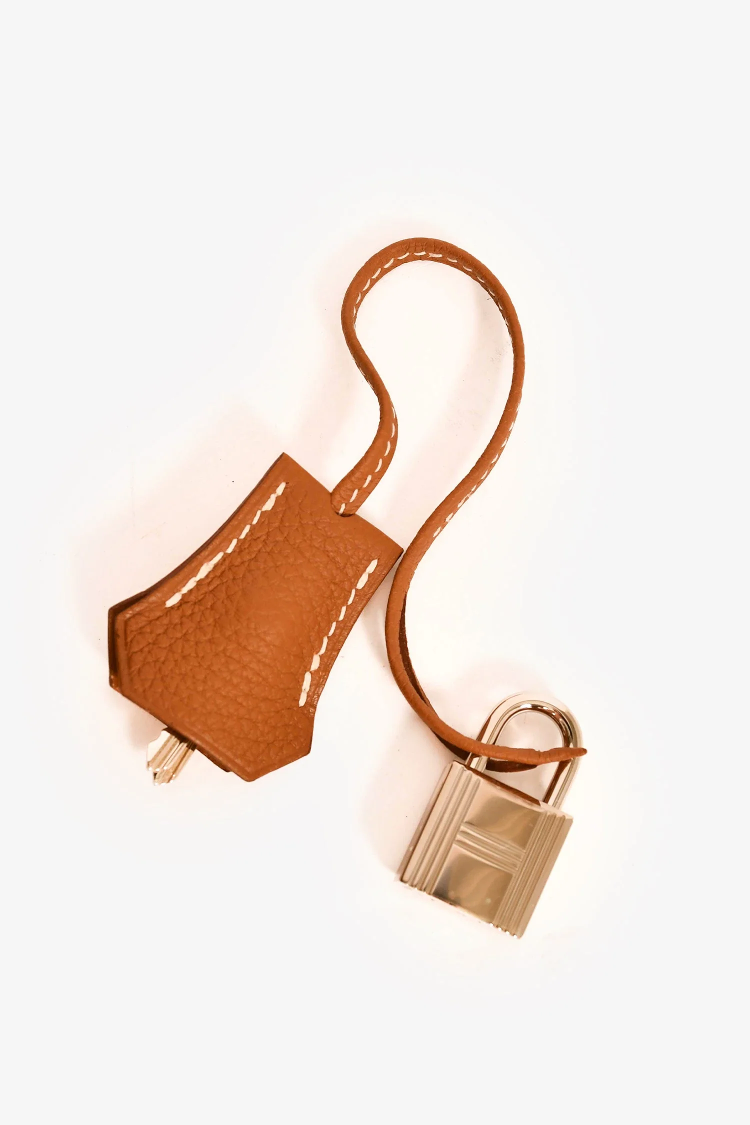 Hermès 2021 Gold Togo Leather Retourne Kelly 28 with Strap - Image 9