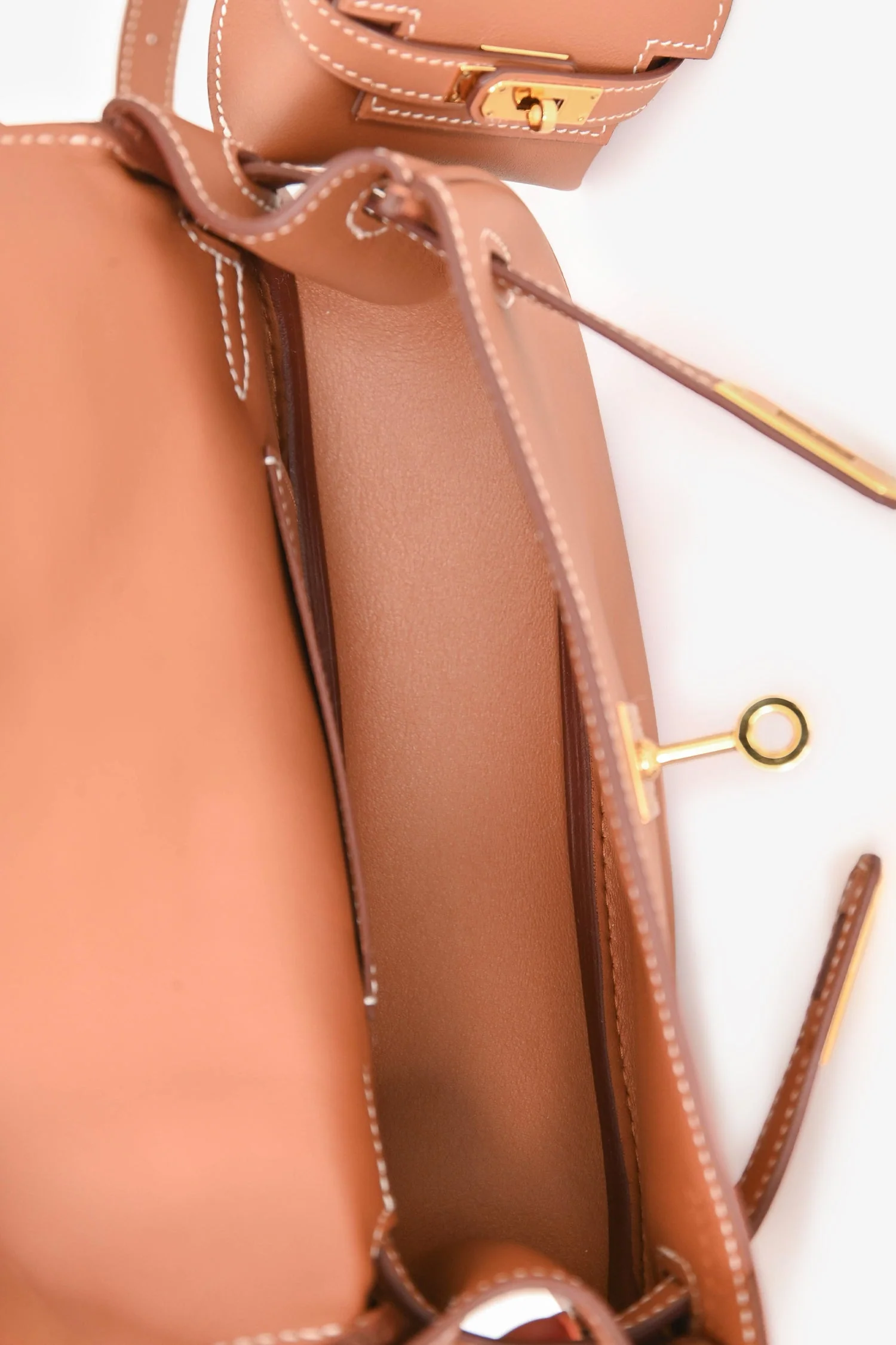 Hermès 2023 Gold Swift Leather Kelly Moove - Image 6