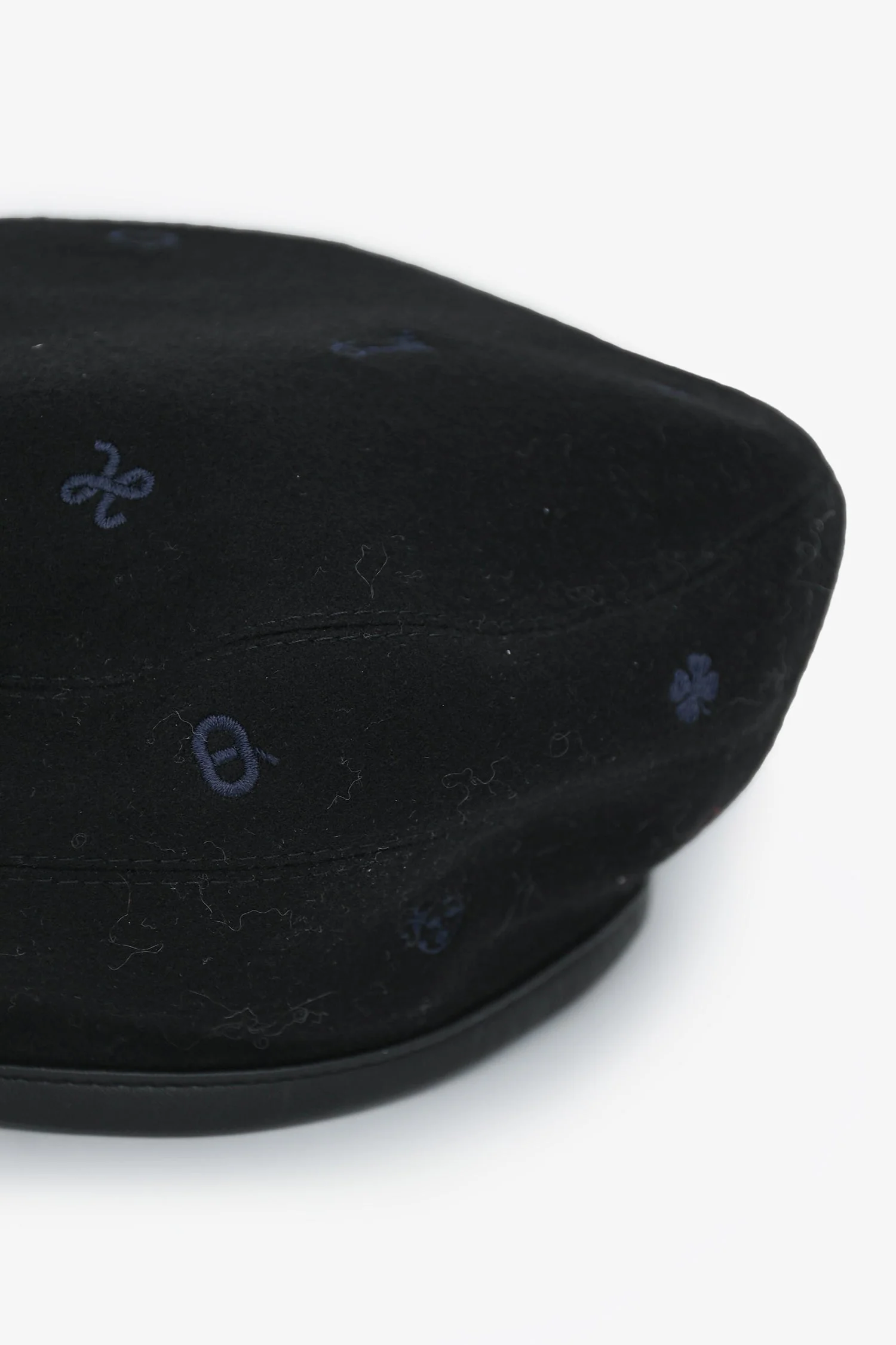 Hermès Black Cashmere Embroidered Patterned Beret Size 57 - Image 2