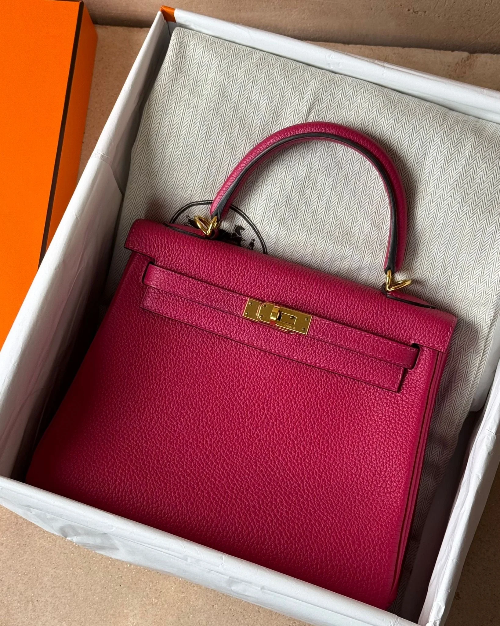 Hermès Kelly 25 - Framboise Togo | Gold Hardware - Image 10