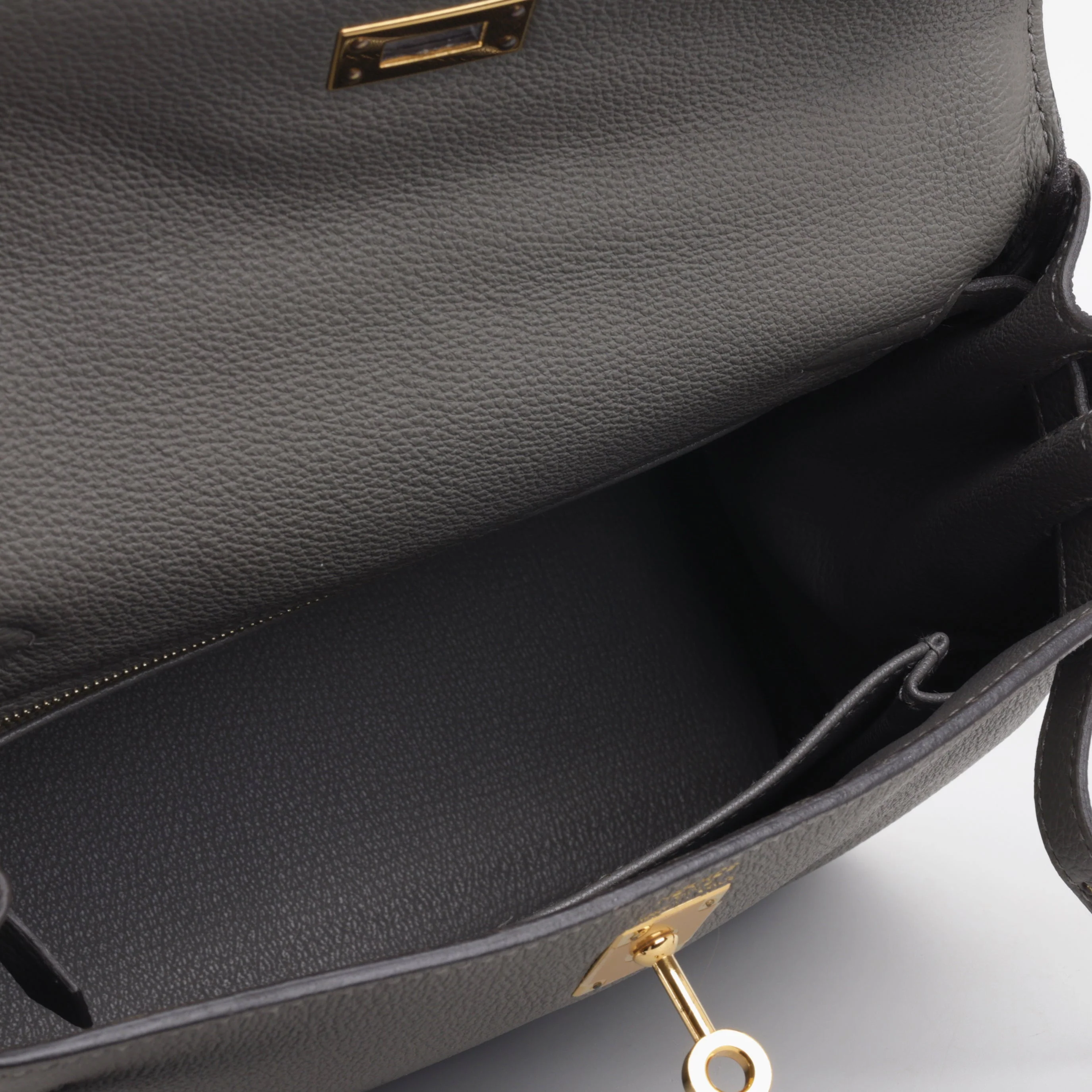 Hermès Kelly 25 - Gris Meyer Togo | Gold Hardware - Image 8
