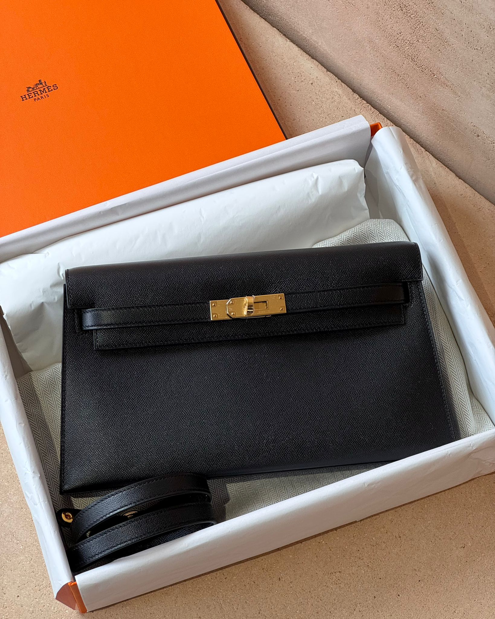 Hermès Kelly Elan - Black Madame | Gold Hardware - Image 10