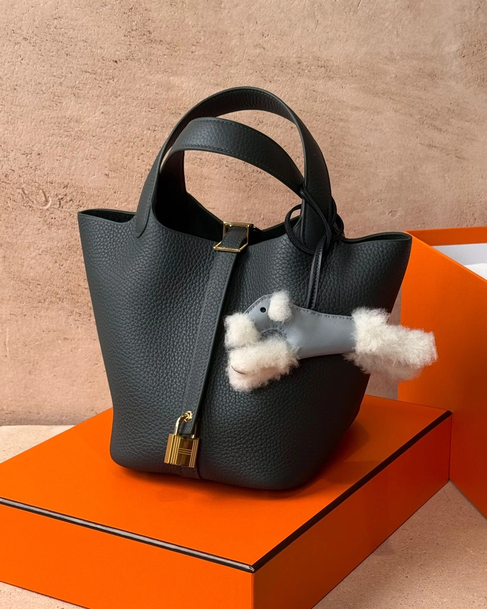 Hermès Picotin 18 - Vert Mangrove Clemence | Gold Hardware - Image 9