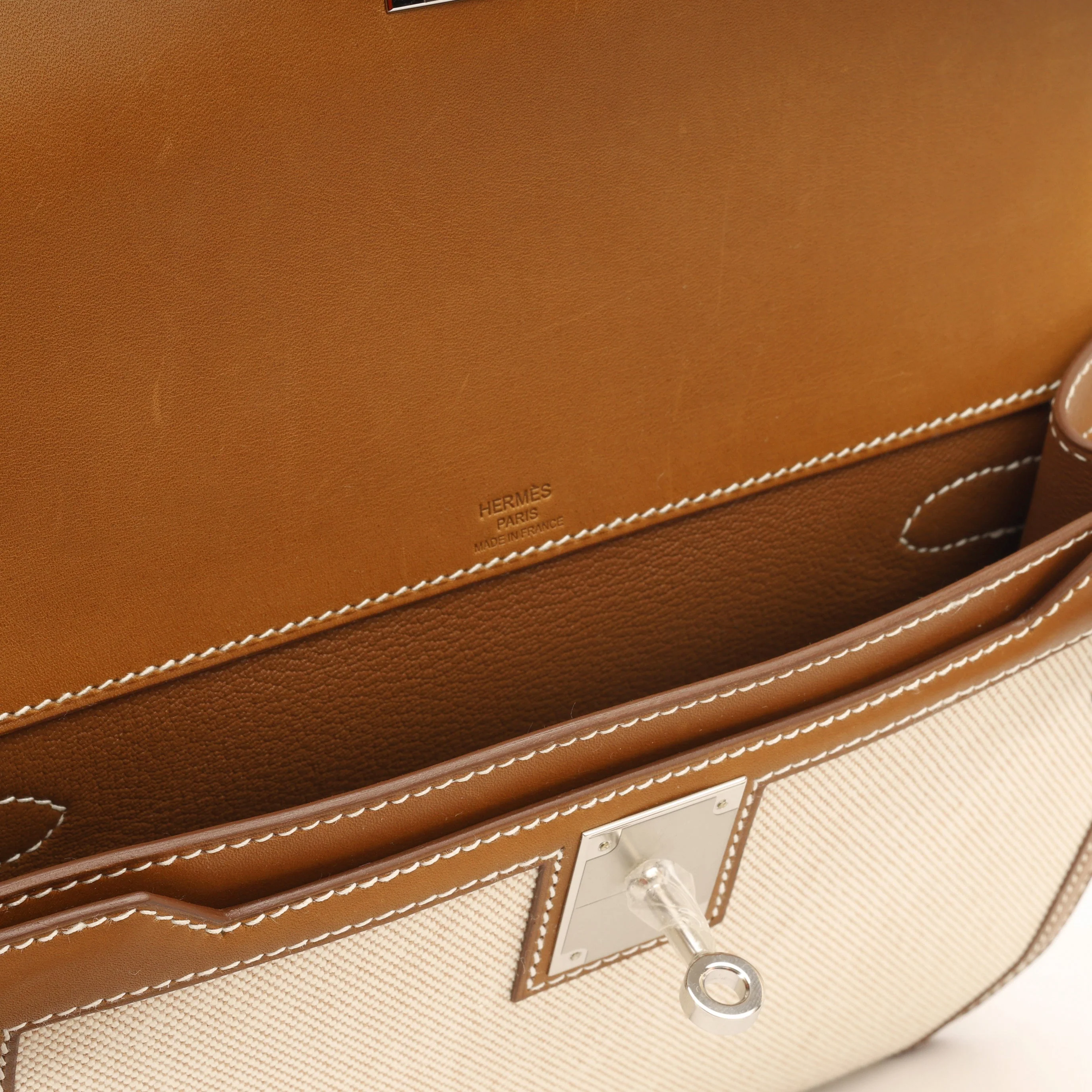 Hermès Kelly Dépêches 25 - Fauve Barenia/Ecru Toile | Palladium Hardware - Image 4