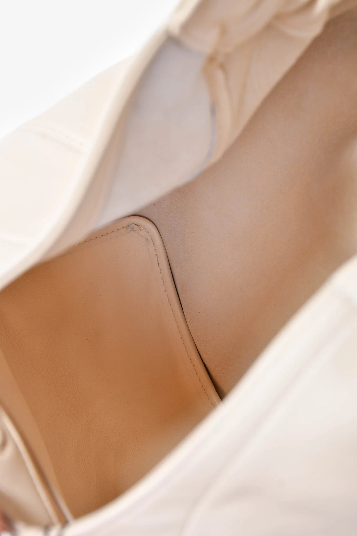 Loewe Cream Leather 'Squeeze' Small Chain Shoulder Bag - Image 6