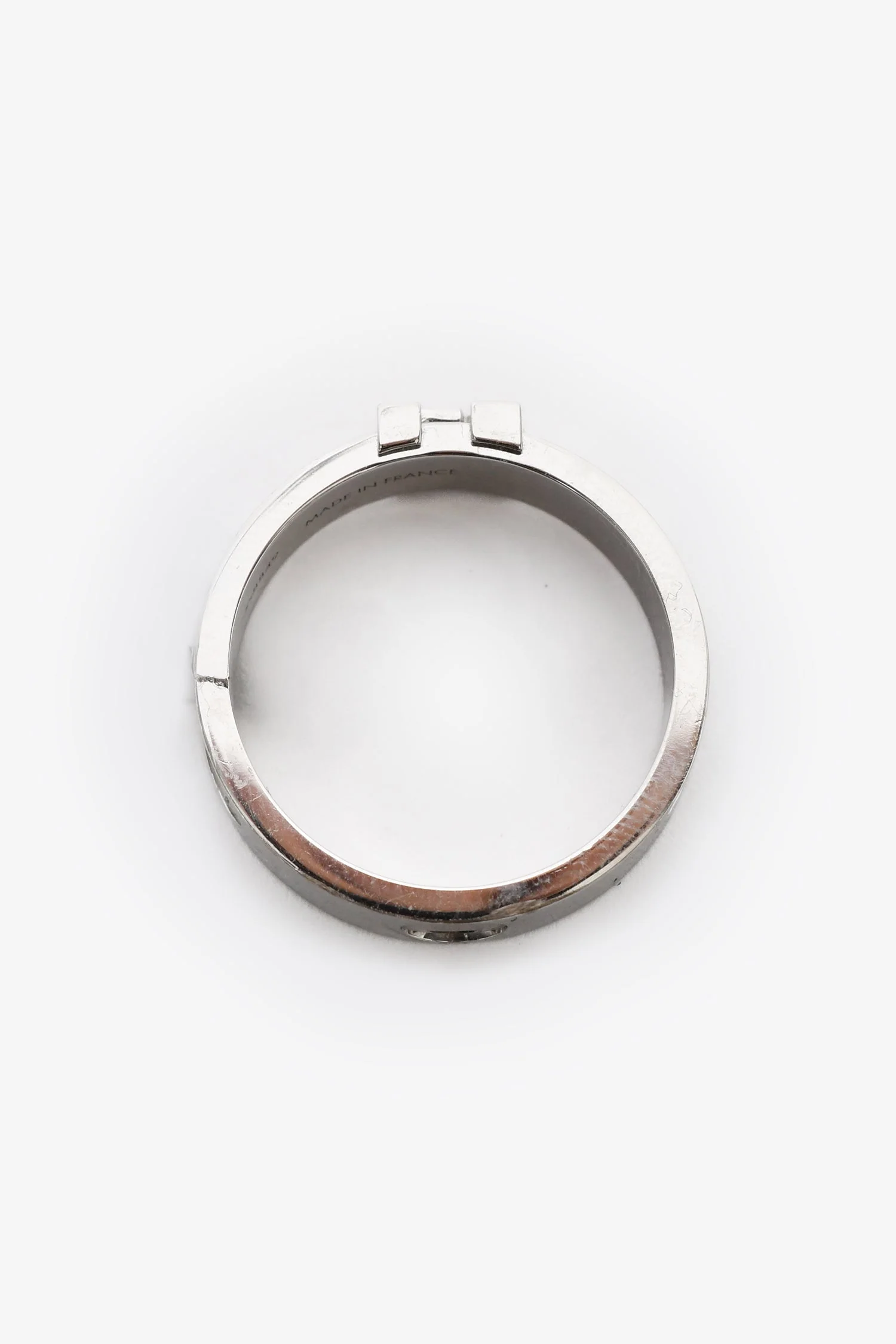 Louis Vuitton 18K White Gold 'Empreinte LV' 5mm Band Ring - Image 3