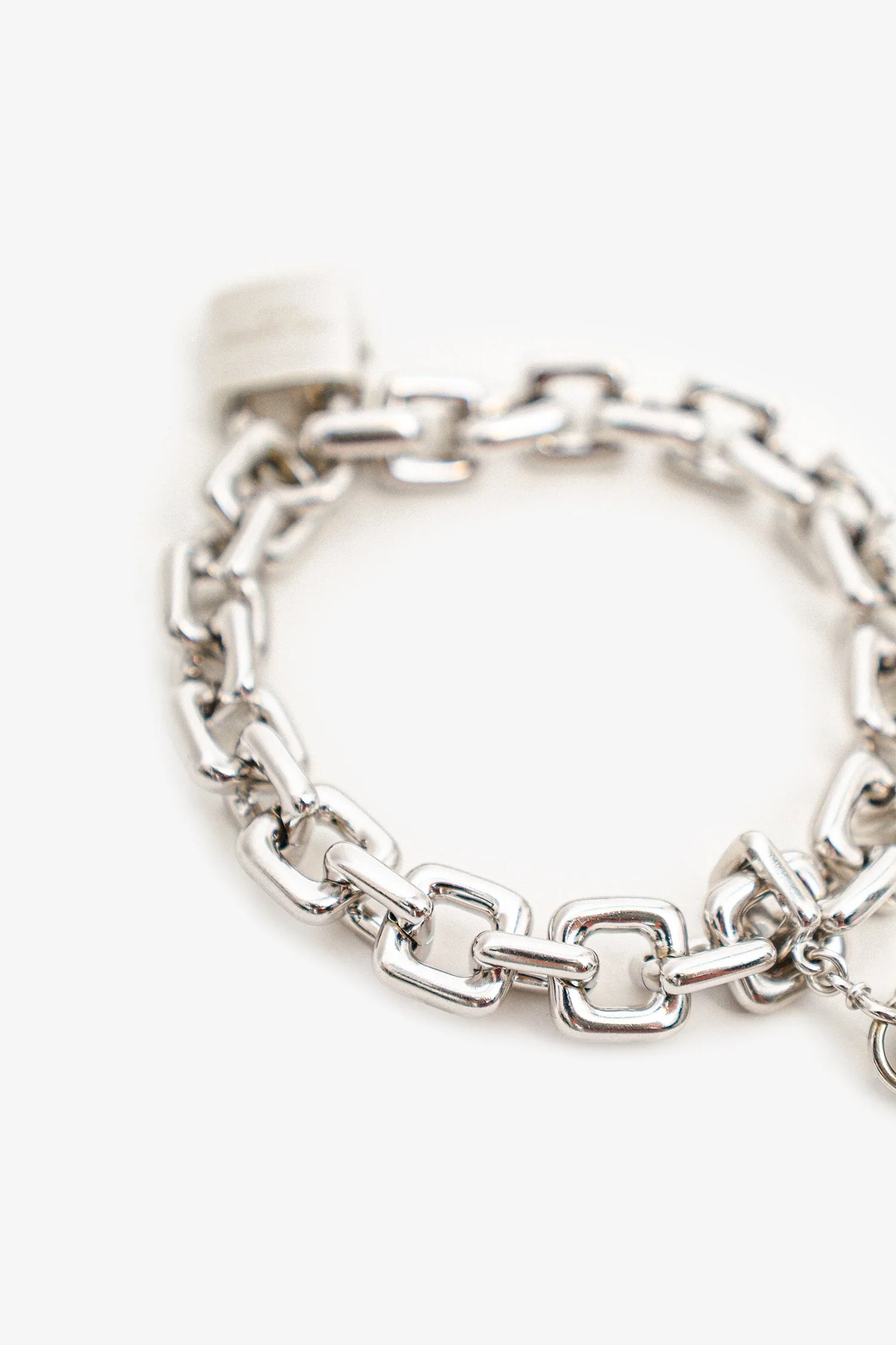 Louis Vuitton 18K White Gold/Pave Diamond Heart Tag Chain Bracelet - Image 4