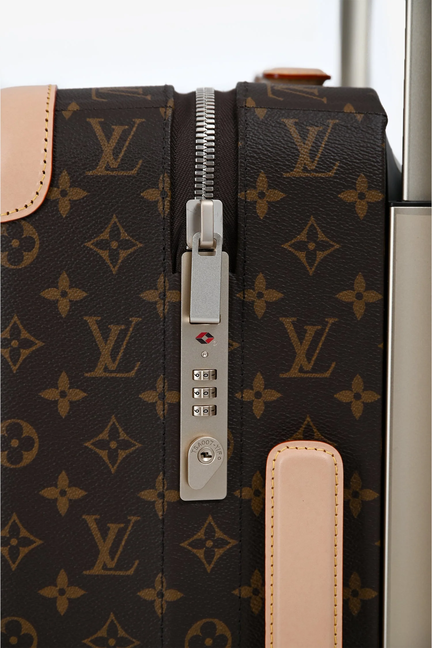 Louis Vuitton 2025 Monogram Horizon 50 Rolling Luggage - Image 3