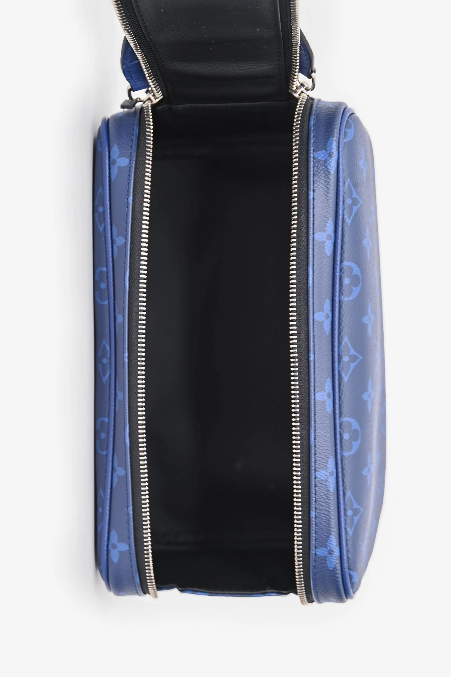 Louis Vuitton Blue Taigarama Dopp Kit - Image 5