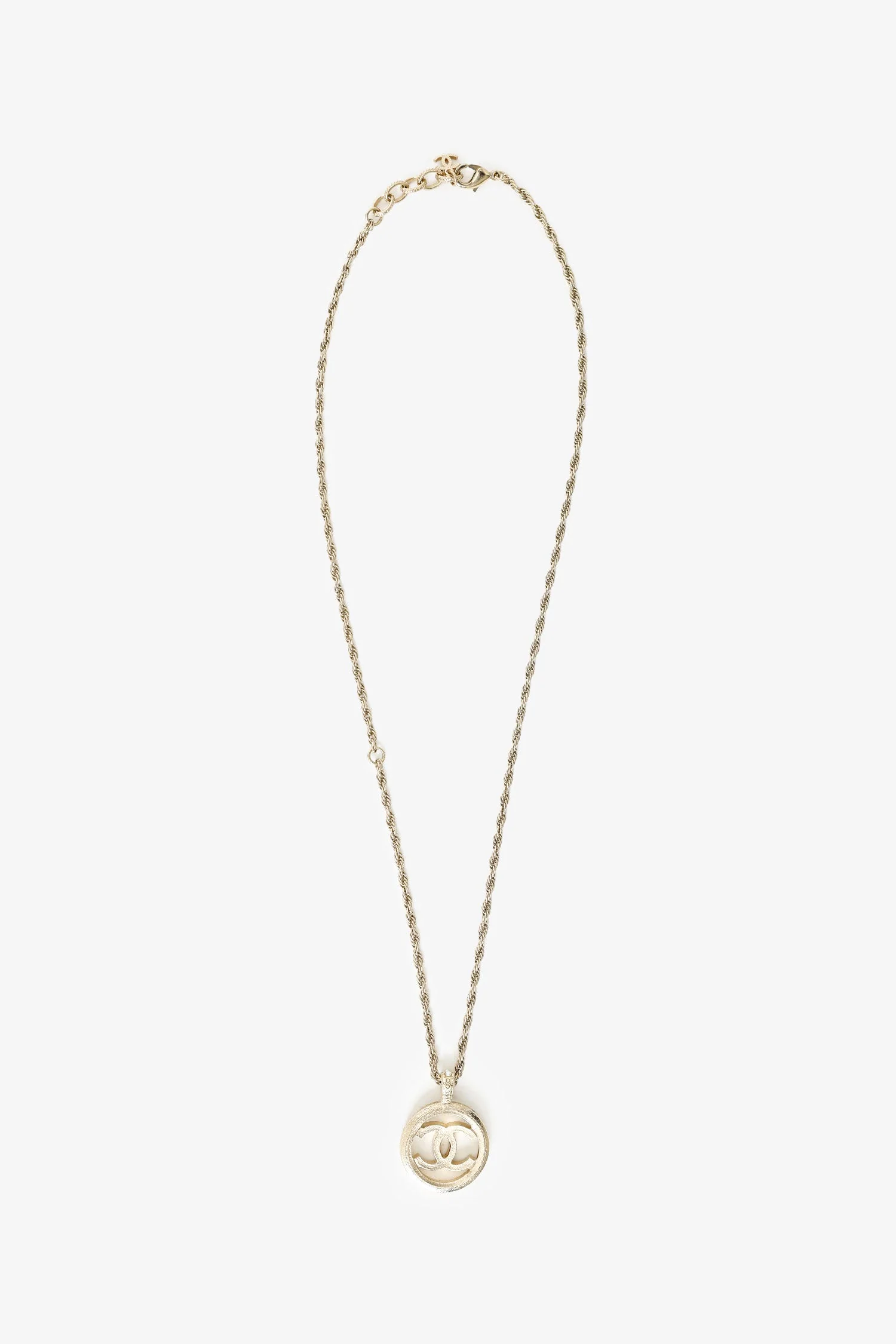 Pre-Loved Chanel™ 17A Pearl CC Round Pendant Necklace - Image 2