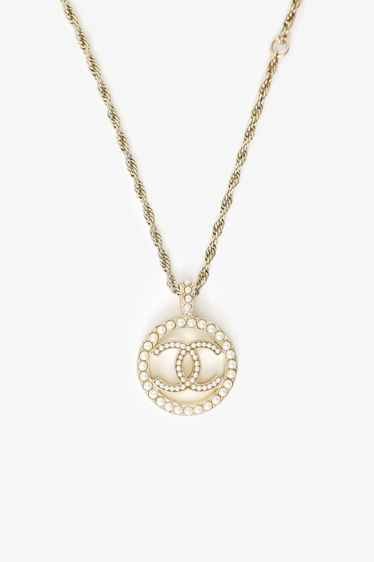 Pre-Loved Chanel™ 17A Pearl CC Round Pendant Necklace - Image 3