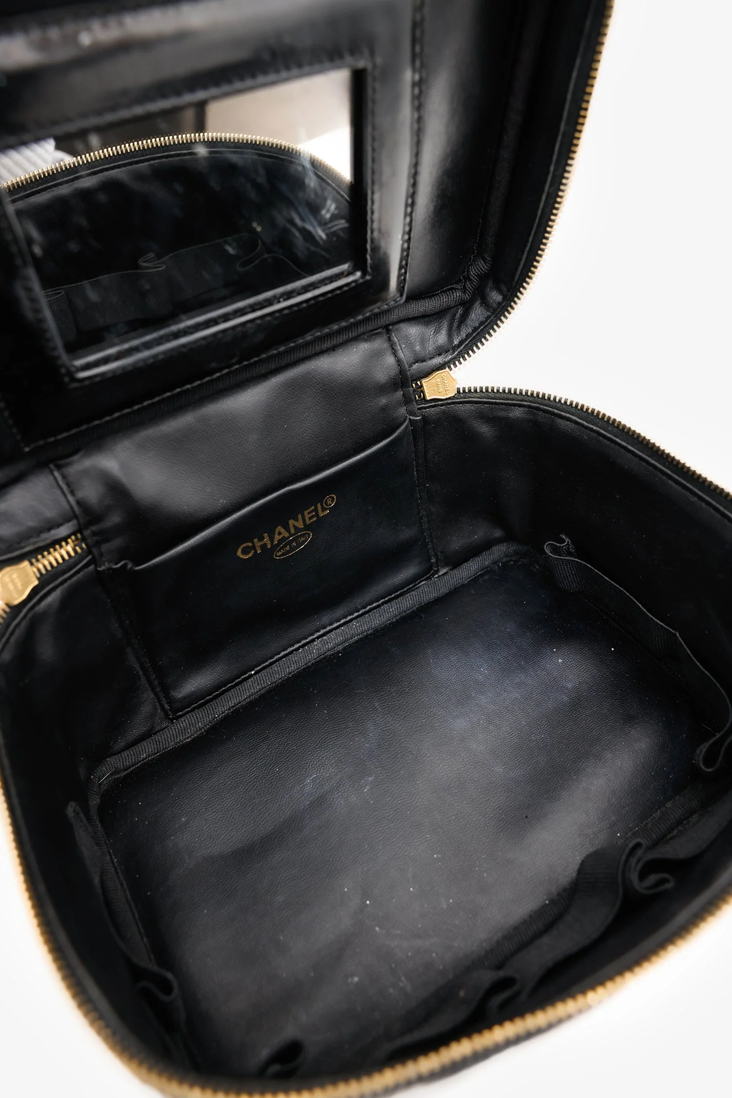 Chanel™ 1997-99 Refurbished Black Patent Leather Large CC Vanity Case (Pre-Loved ) - Image 6