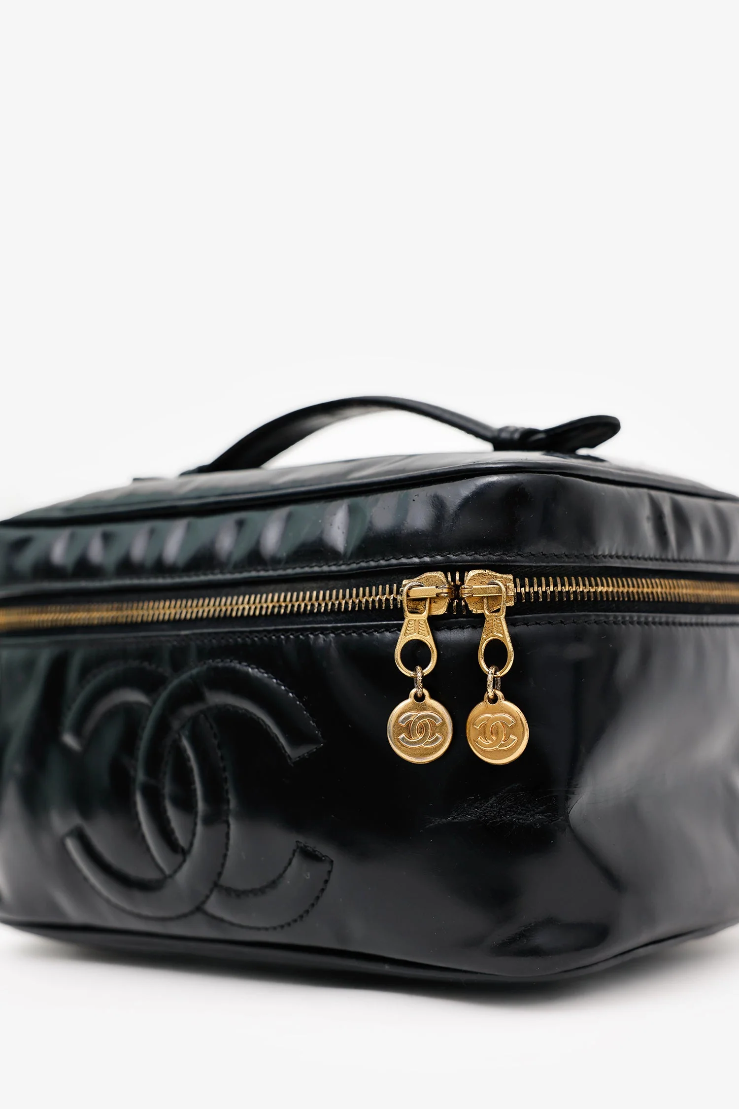 Chanel™ 1997-99 Refurbished Black Patent Leather Large CC Vanity Case (Pre-Loved ) - Image 7