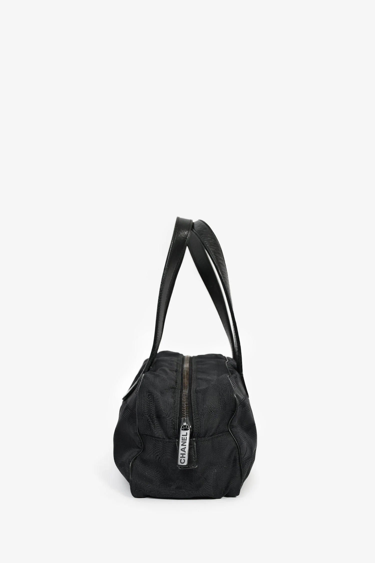 Pre-Loved Chanel™ 2002-03 Black Nylon Travel Ligne Shoulder Bag - Image 3