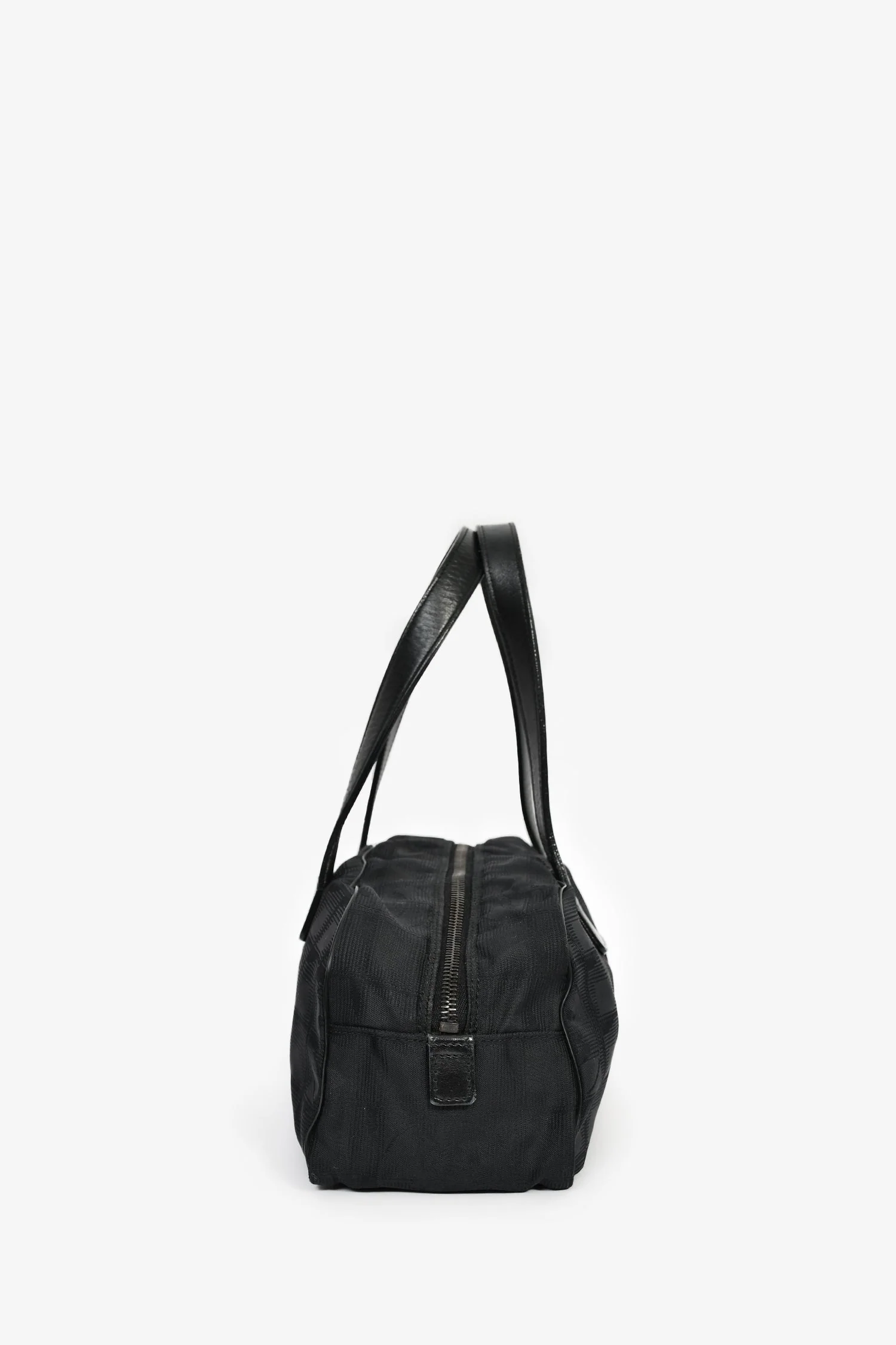 Pre-Loved Chanel™ 2002-03 Black Nylon Travel Ligne Shoulder Bag - Image 4