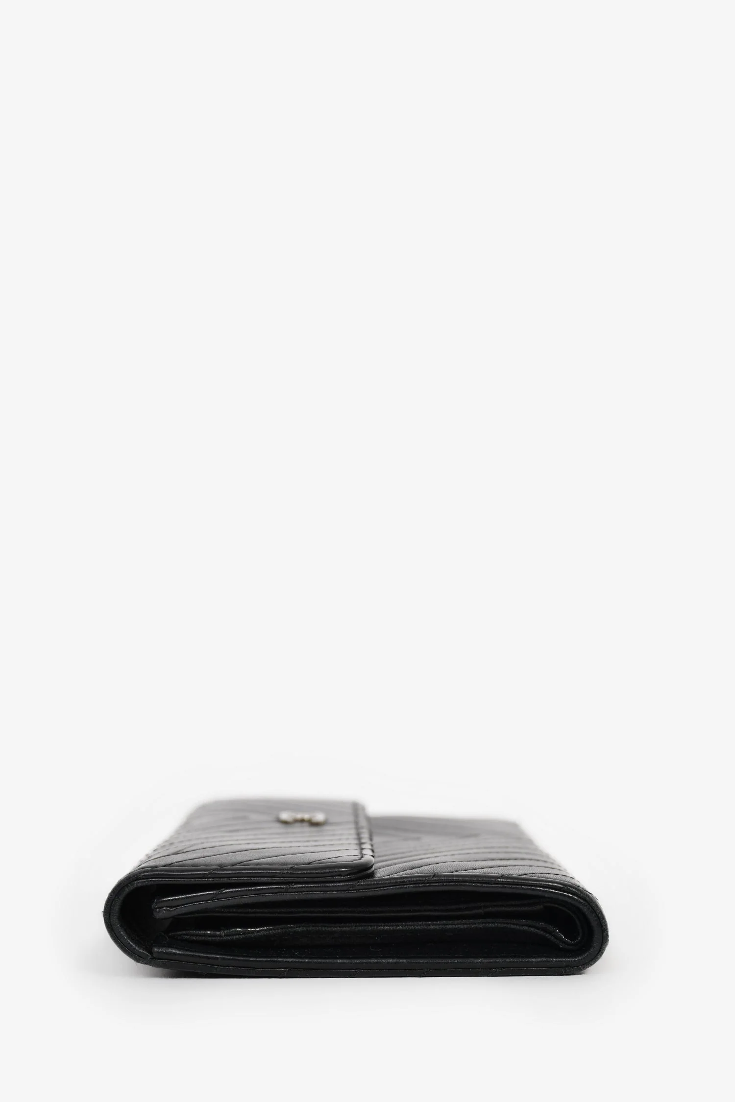 Pre-Loved Chanel™ 2006-08 Black Chevron Leather Long Wallet - Image 4