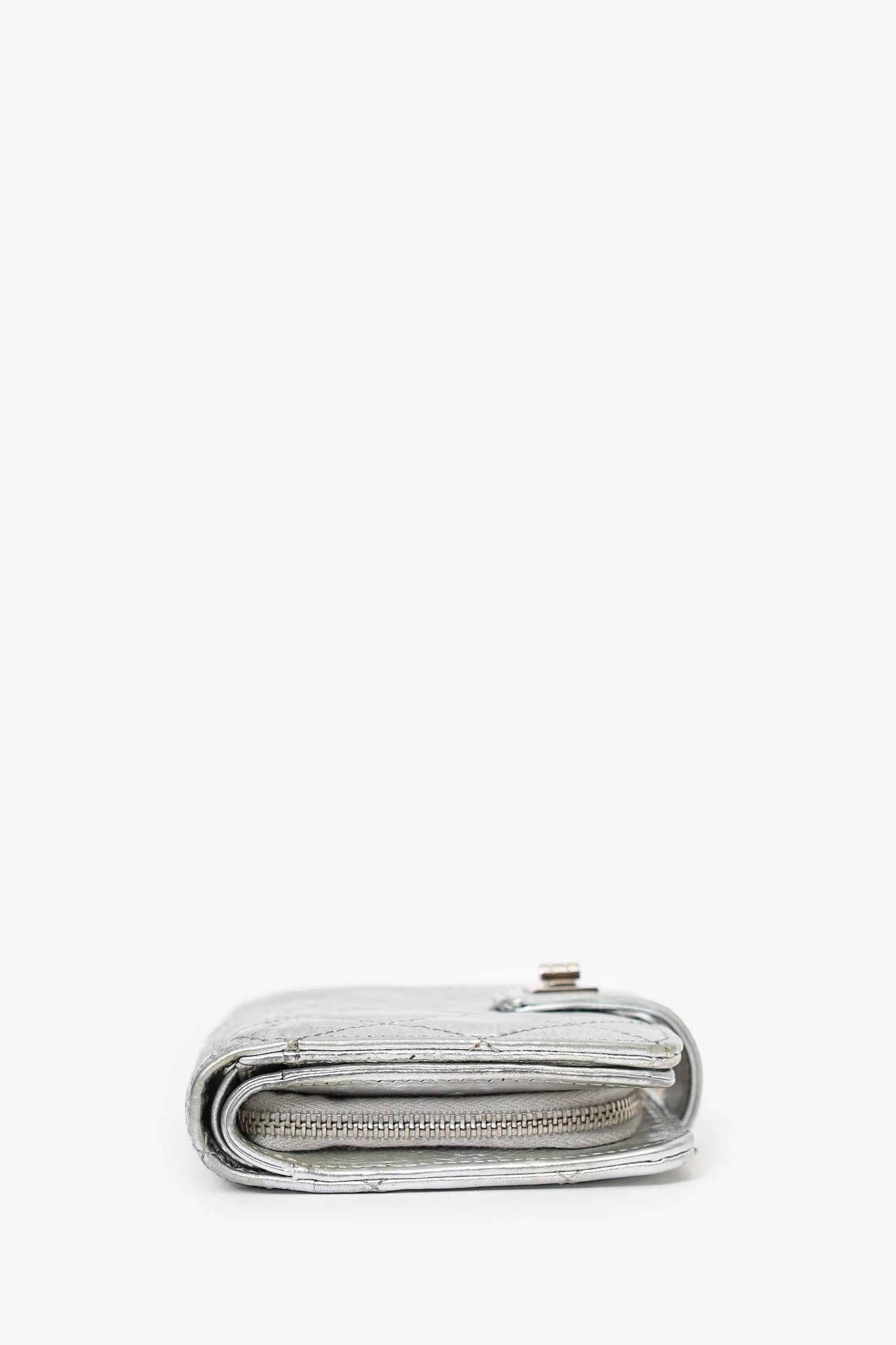 Pre-Loved Chanel™ 2008-09 Silver Metallic 2.55 Reissue Wallet - Image 7
