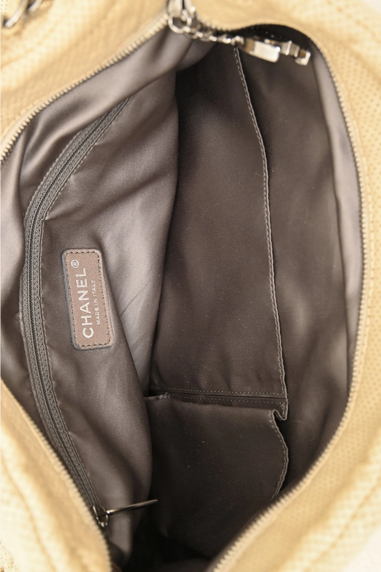 Chanel™ 2008-2009 Cream Perforated Pleated Leather Chain Shoulder Bag (Pre-Loved ) - Image 6