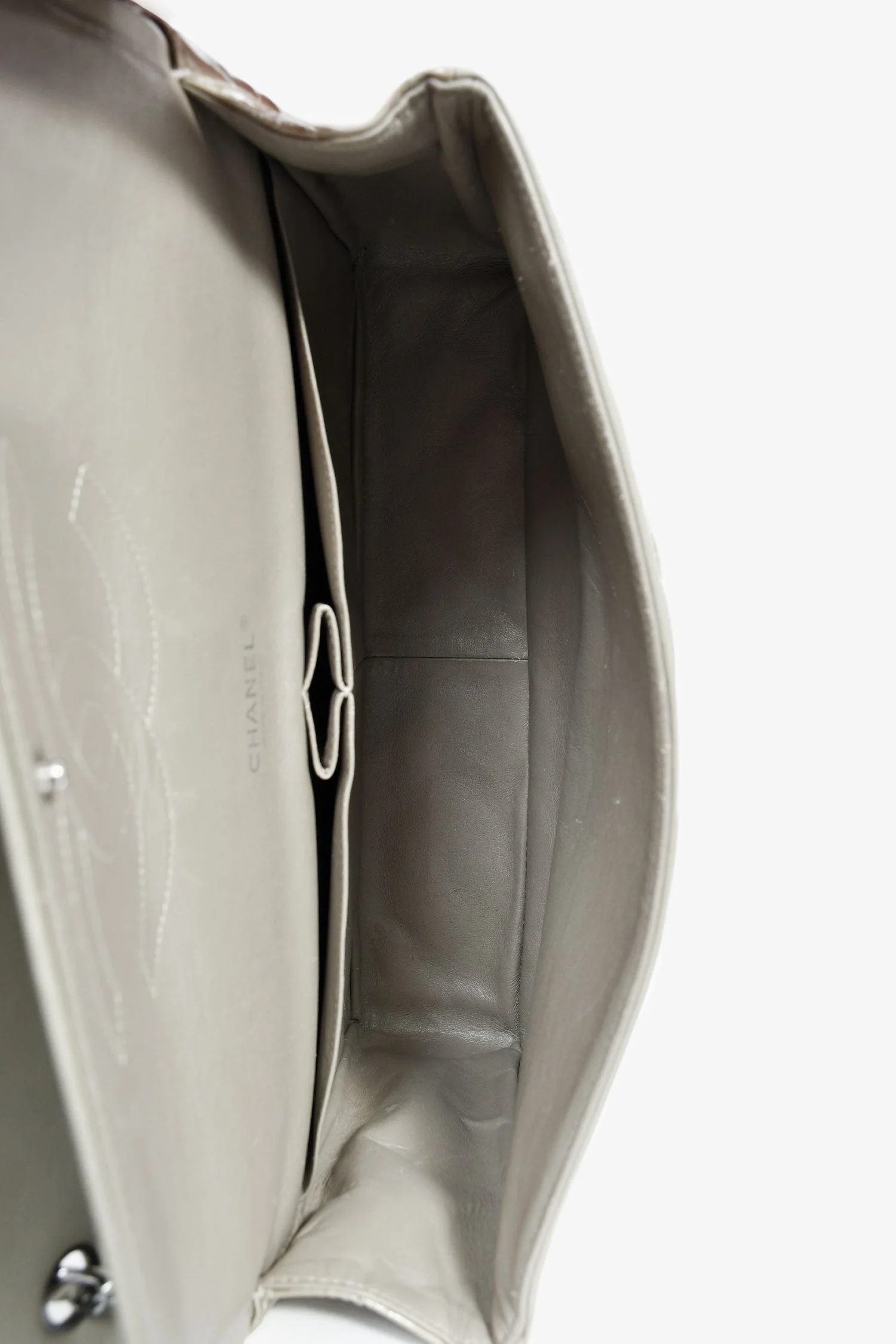 Pre-Loved Chanel™ 2012/13 Grey Patent Quilted Maxi Double Flap Shoulder Bag - Image 6