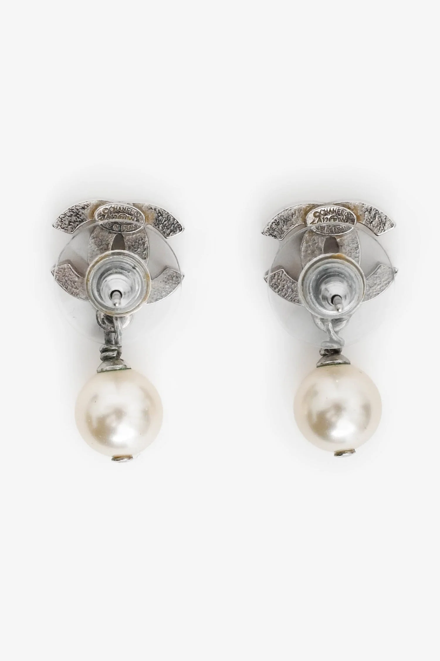 Pre-Loved Chanel™ 2012 Silver Tone CC Logo Drop Pearls Earrings - Image 2