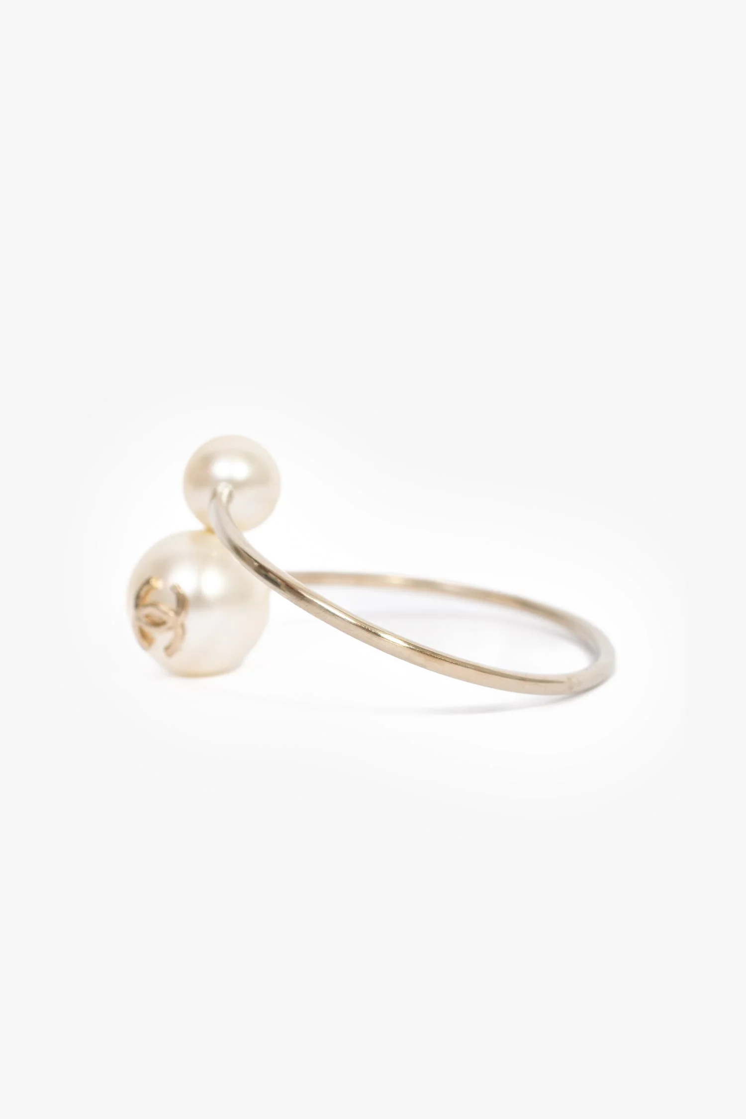 Pre-Loved Chanel™ 2014 Gold Toned Faux Pearl CC Cuff - Image 4