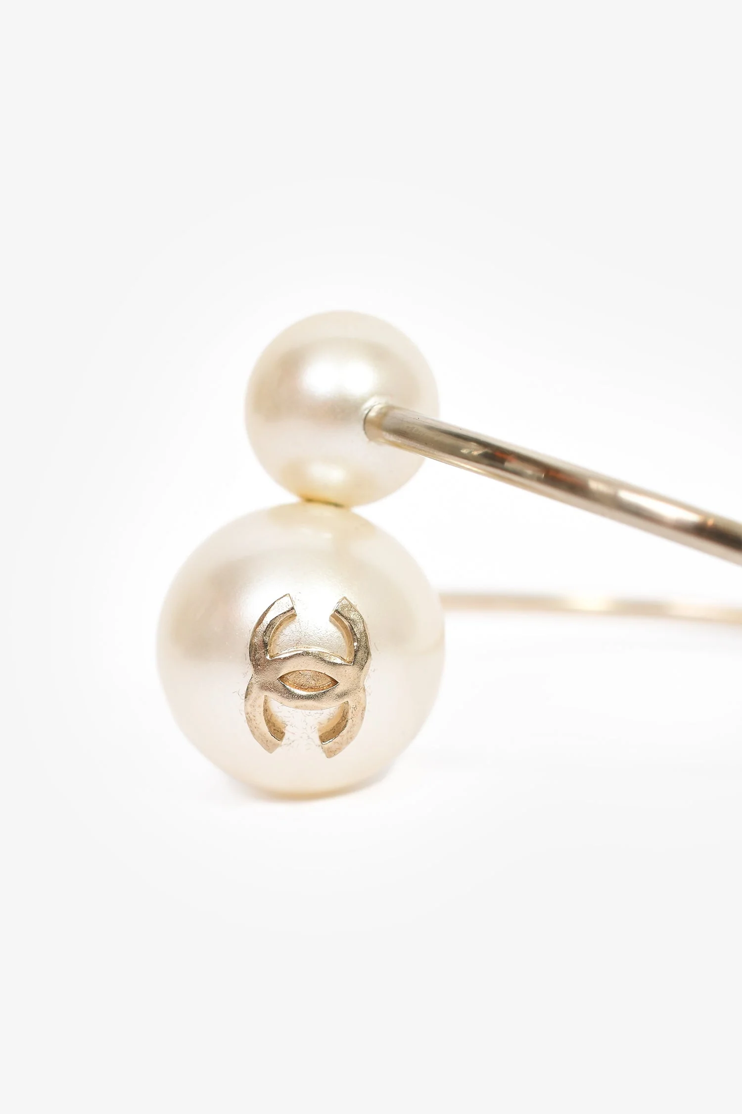 Pre-Loved Chanel™ 2014 Gold Toned Faux Pearl CC Cuff - Image 5