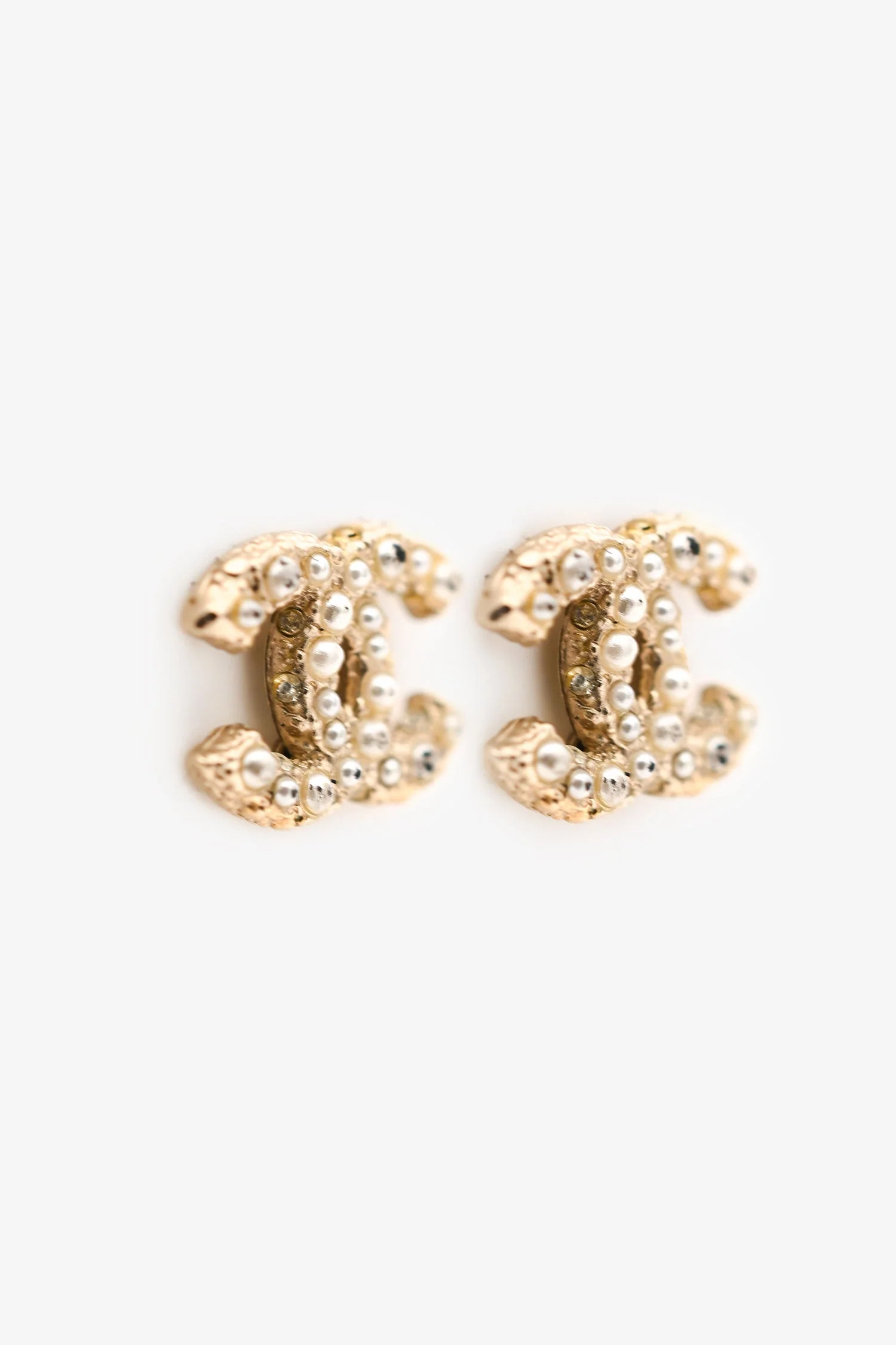 Pre-Loved Chanel™ 2016 Gold Tone CC Logo Pearl Stud Earrings - Image 3