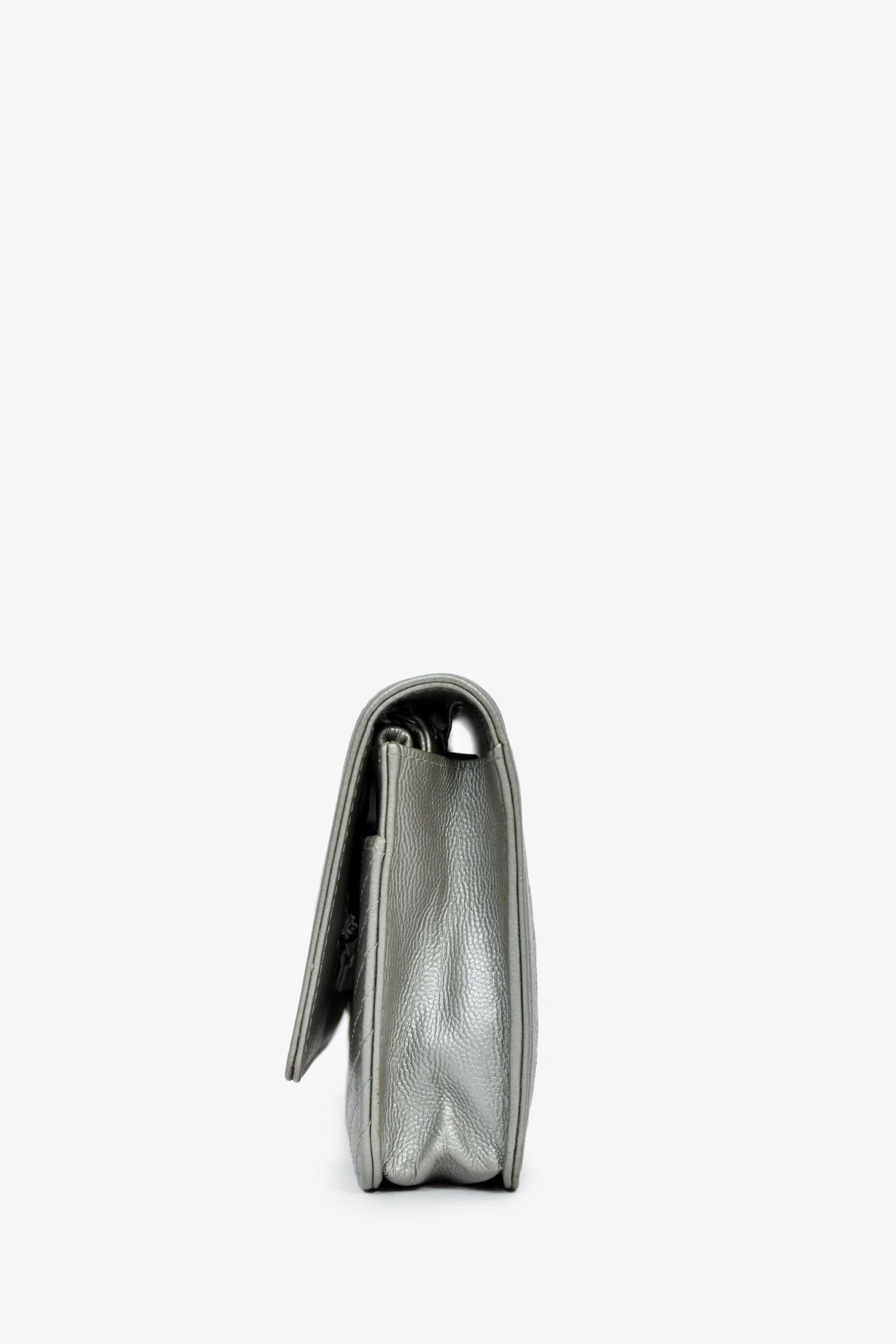 Pre-Loved Chanel™ 2016 Silver Metallic Caviar Leather Chevron Wallet on Chain - Image 3
