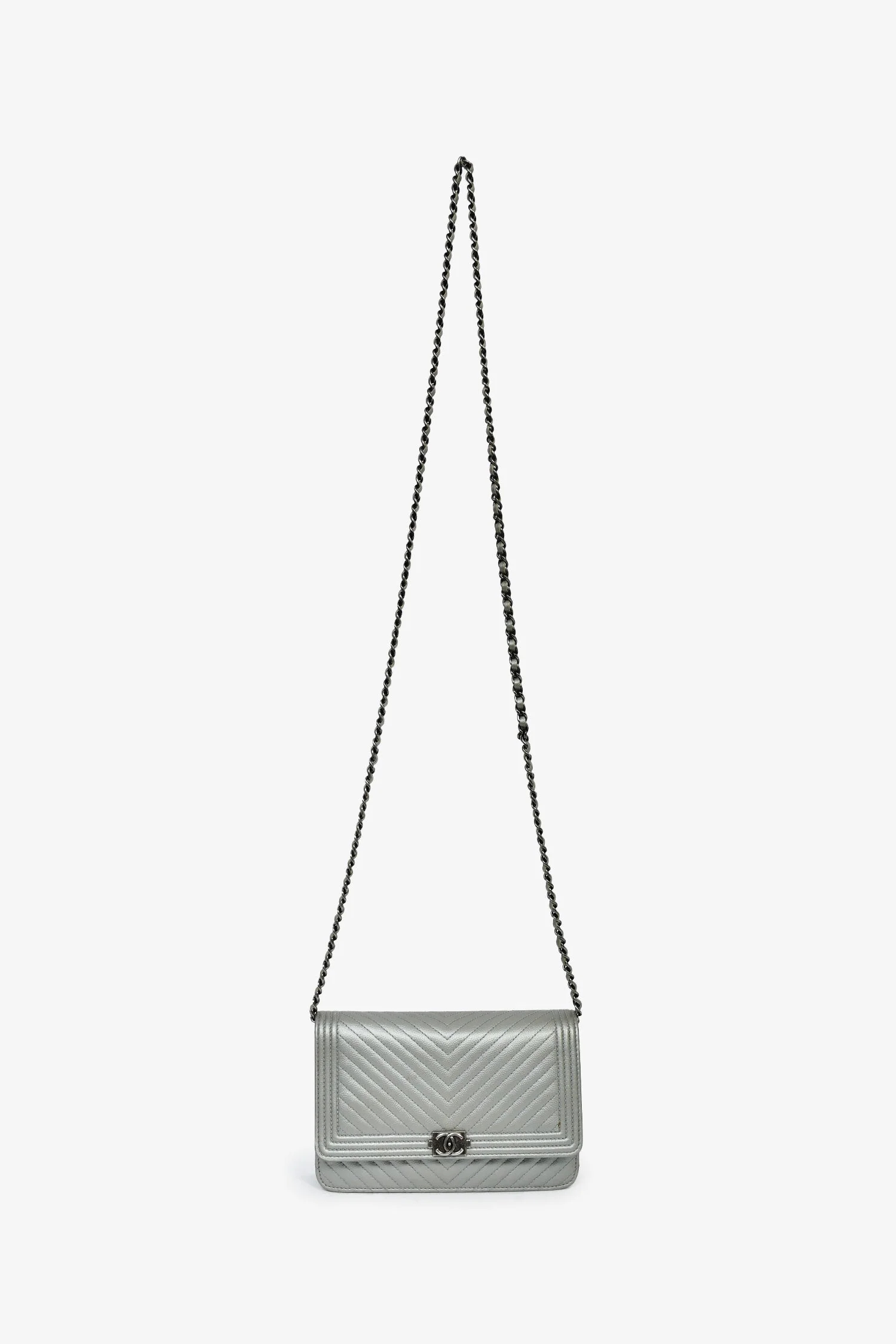 Pre-Loved Chanel™ 2016 Silver Metallic Caviar Leather Chevron Wallet on Chain - Image 7